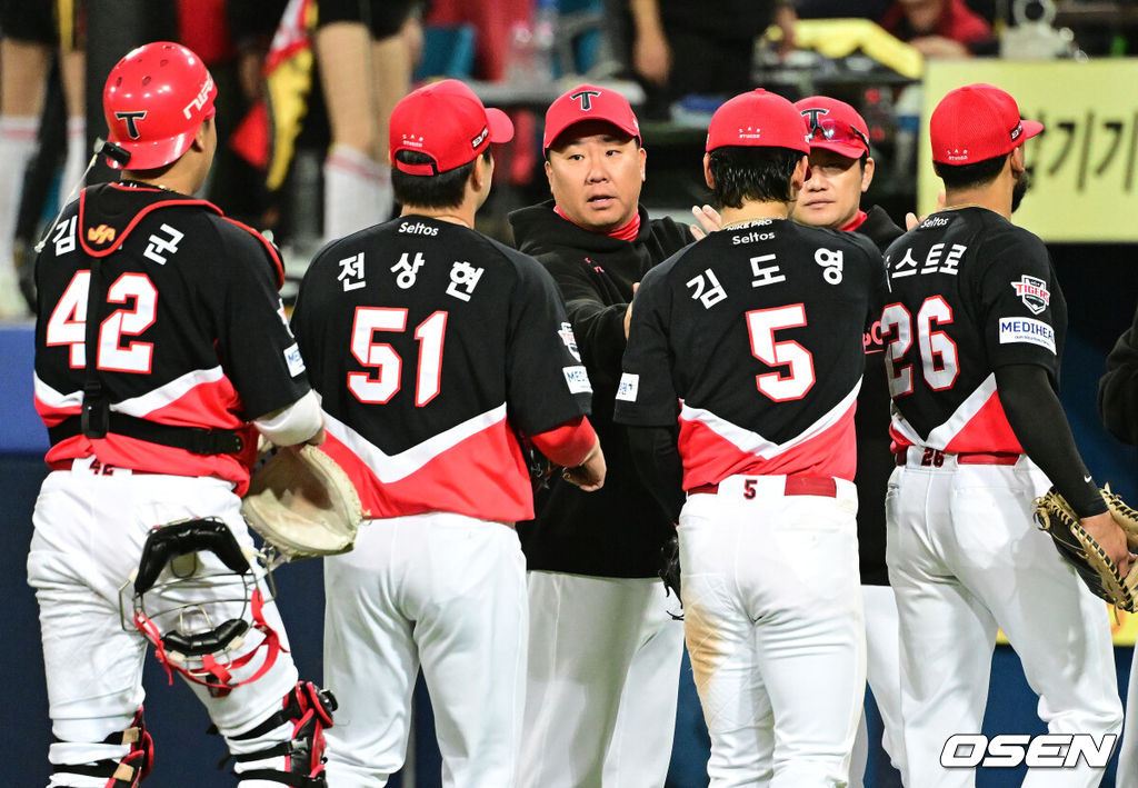 KIA 타이거즈가 26일 대구 삼성라이온즈파크에서 열린 2026 신한 SOL KBO 포스트시즌 삼성 라이온즈와의 플레이오프 1차전을 5-1로 승리했다. 카스트로가 선제 적시타와 투런홈런 포함 3타점, 나성범의 1타점 2루타, 한준수가 솔로홈런이 빛났다. 김도영도 3출루 2득점으로 활약했다. 잘 던지던 선발 제임스 네일이 5회 헤드샷 퇴장이라는 변수가 생겼으나 정해영 이의리(승) 조상우 곽도규 전상현까지 불펜진이 호투를 펼쳐 승리를 지켰다. 중요한 1차전을 잡으면서 업셋 한국시리즈 진출을 위한 교두보를 마련했다. 5전3선승제 역대 플레이오프에서 1차전을 승리한 팀의 한국시리즈 진출 확률은 77.1%이다. KIA 이범호 감독이 선수들과 승리 하이파이브를 하고 있다. 2026.10.26 / jpnews@osen.co.kr