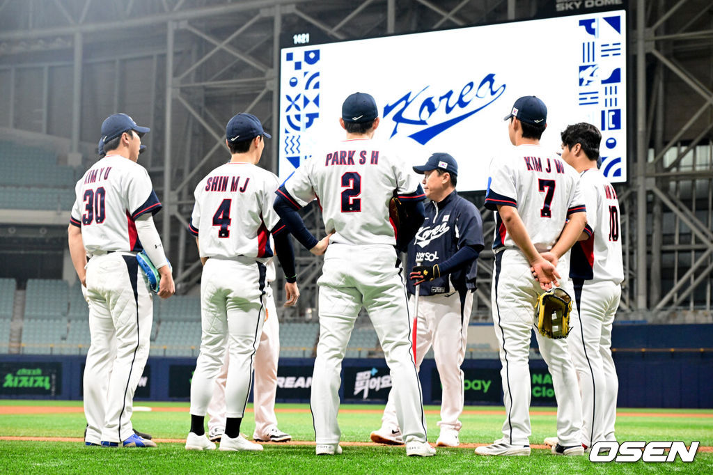 류지현 감독이 이끄는 야구 대표팀이 7일 고척스카이돔에서 훈련을 진행했다.대표팀은 오는 8일과 9일 고척스카이돔에서 열리는 2025 K-베이스볼 시리즈 체코 대표팀과의 2경기를 시작으로 15일과 16일 양일에 걸쳐 도쿄돔에서 일본 대표팀과 2경기를 치른다. 야구 대표팀 내야진이 이동욱 코치와 미팅을 하고 있다. 2025.11.07 /cej@osen.co.kr