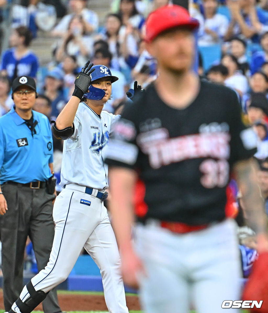 28일 대구삼성라이온즈파크에서 2026 신한 SOL KBO 리그 삼성 라이온즈와 KIA 타이거즈의 경기가 열렸다. 홈팀 삼성은 최원태가, 방문팀 KIA는 올러가 선발 출전했다. 삼성 라이온즈 구자욱이 1회말 2사 만루 우중간 2타점 안타를 치고 세리머니를 하고 있다. 2026.07.28 / foto0307@osen.co.kr