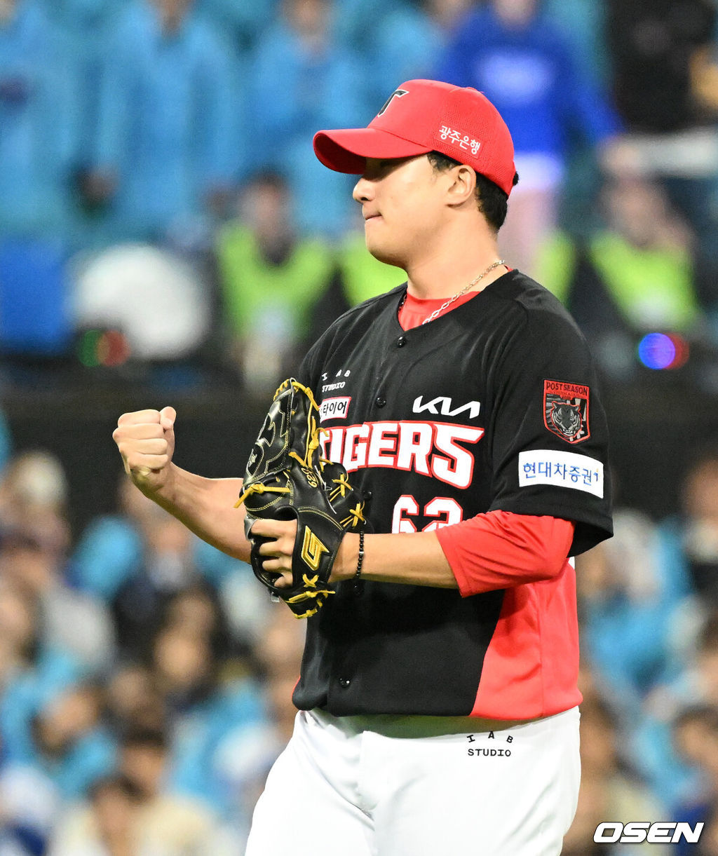 26일 대구삼성라이온즈파크에서 2026 신한 SOL KBO 플레이오프 1차전 삼성 라이온즈와 KIA 타이거즈의 경기가 열렸다.비로 하루 미뤄진 가을야구, 선발 맞대결에는 변화가 없다. 삼성은 크리스 페덱, KIA는 제임스 네일이 나섰다.5회말 2사 1루에서 KIA 정해영이 삼성 이재현을 삼진으로 처리하고 환호하고 있다. 2026.10.26 /sunday@osen.co.kr