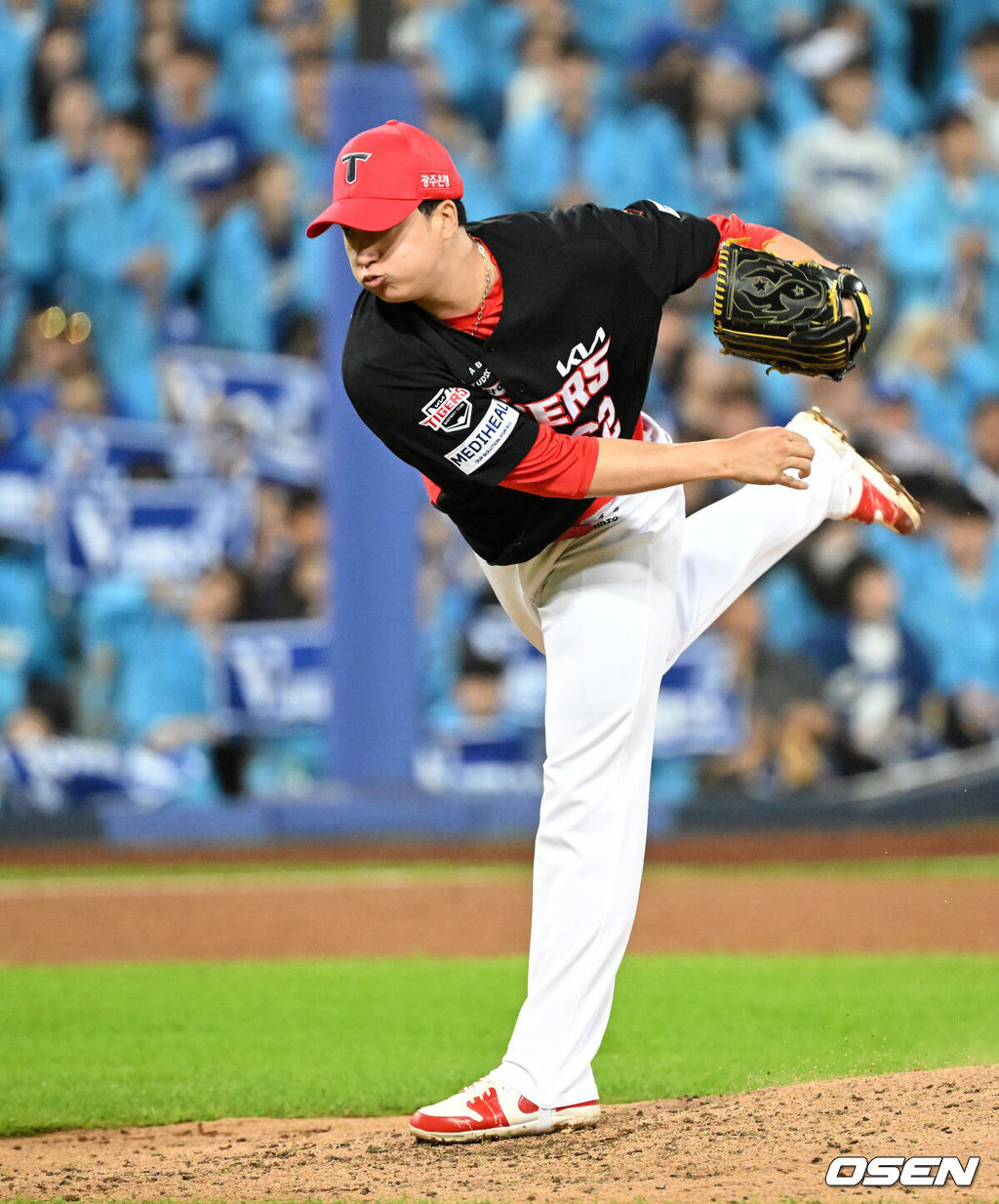 26일 대구삼성라이온즈파크에서 2026 신한 SOL KBO 플레이오프 1차전 삼성 라이온즈와 KIA 타이거즈의 경기가 열렸다.비로 하루 미뤄진 가을야구, 선발 맞대결에는 변화가 없다. 삼성은 크리스 페덱, KIA는 제임스 네일이 나섰다.5회말 1사 1루에서 KIA 정해영이 역투하고 있다. 2026.10.26 /sunday@osen.co.kr