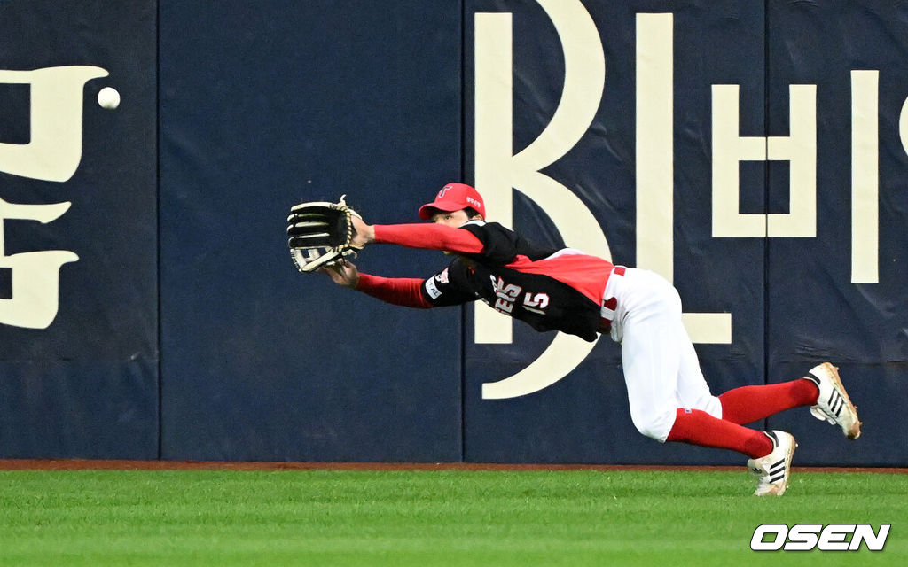 26일 대구삼성라이온즈파크에서 2026 신한 SOL KBO 플레이오프 1차전 삼성 라이온즈와 KIA 타이거즈의 경기가 열렸다.비로 하루 미뤄진 가을야구, 선발 맞대결에는 변화가 없다. 삼성은 크리스 페덱, KIA는 제임스 네일이 나섰다.7회말 2사에서 KIA 박재현이 삼성 강민호의 잘맞은 타구를 몸날려 잡고 있다. 2026.10.26 /sunday@osen.co.kr