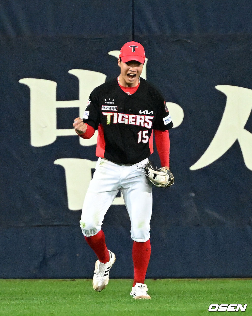 26일 대구삼성라이온즈파크에서 2026 신한 SOL KBO 플레이오프 1차전 삼성 라이온즈와 KIA 타이거즈의 경기가 열렸다.비로 하루 미뤄진 가을야구, 선발 맞대결에는 변화가 없다. 삼성은 크리스 페덱, KIA는 제임스 네일이 나섰다.7회말 2사에서 KIA 박재현이 삼성 강민호의 잘맞은 타구를 몸날려 잡고 환호하고 있다. 2026.10.26 /sunday@osen.co.kr