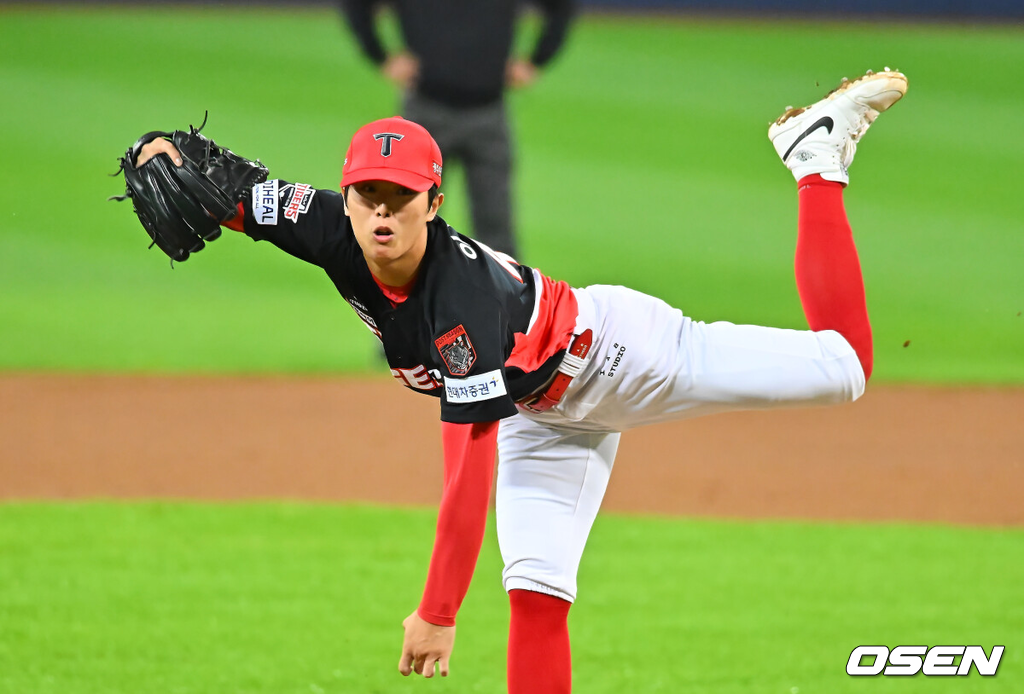 26일 대구삼성라이온즈파크에서 2026 신한 SOL KBO 플레이오프 1차전 삼성 라이온즈와 KIA 타이거즈의 경기가 열렸다.비로 하루 미뤄진 가을야구, 선발 맞대결에는 변화가 없다. 삼성은 크리스 페덱, KIA는 제임스 네일이 나섰다.KIA 타이거즈 이의리가 역투하고 있다. 2026.10.26 / foto0307@osen.co.kr