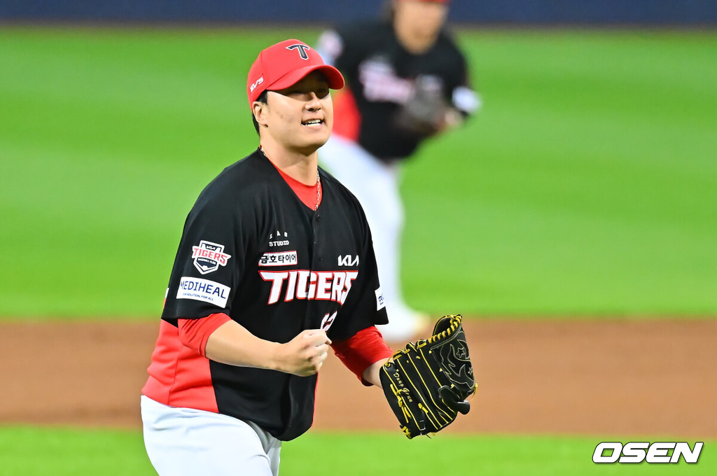 26일 대구삼성라이온즈파크에서 2026 신한 SOL KBO 플레이오프 1차전 삼성 라이온즈와 KIA 타이거즈의 경기가 열렸다.비로 하루 미뤄진 가을야구, 선발 맞대결에는 변화가 없다. 삼성은 크리스 페덱, KIA는 제임스 네일이 나섰다.KIA 타이거즈 정해영이 5회말 2사 1루 삼성 라이온즈 이재현을 삼진으로 잡고 환호하고 있다. 2026.10.26 / foto0307@osen.co.kr