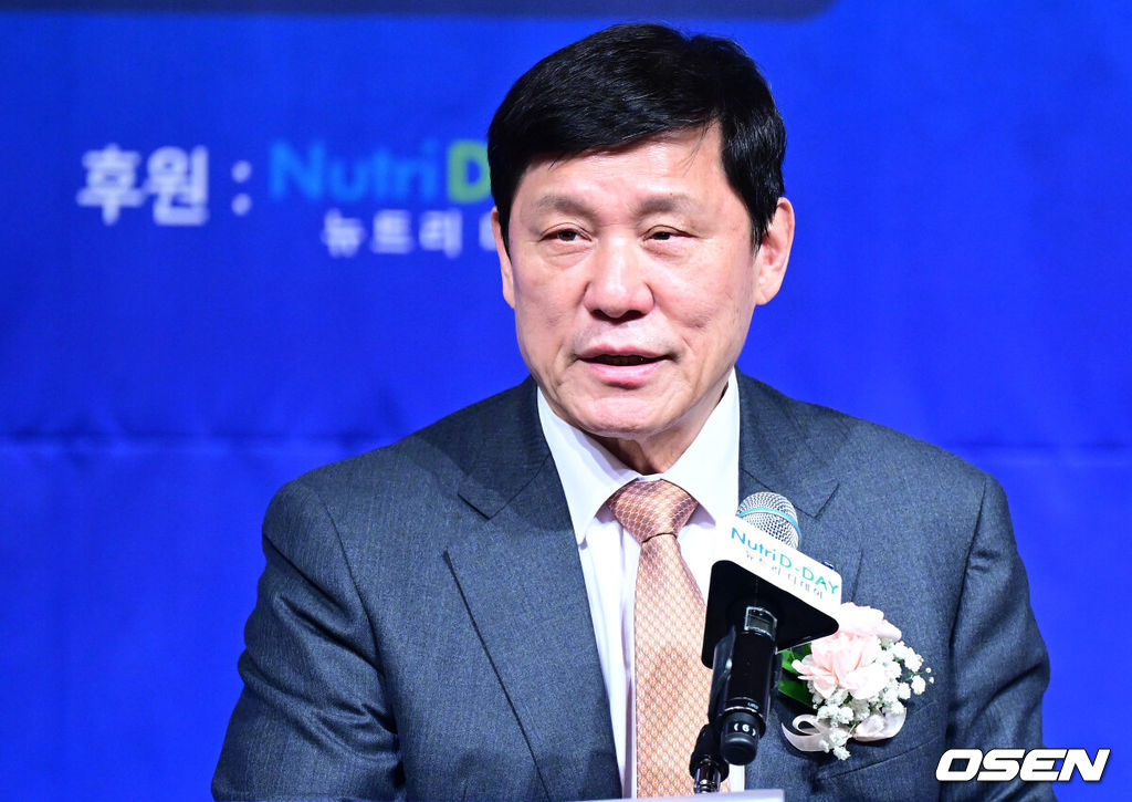 8일 오전 서울 청담동 리베라호텔에서 ‘2025 일구상 시상식’이 열렸다.이번 일구상은 최고투수상 삼성 원태인, 최고타자상 키움 송성문, 신인왕으로 KT 안현민 등을 선정했다.허구연 KBO 총재가 축사를 전하고 있다. 2025.12.08 / dreamer@osen.co.kr