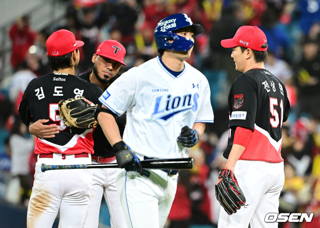 KIA 타이거즈가 26일 대구 삼성라이온즈파크에서 열린 2026 신한 SOL KBO 포스트시즌 삼성 라이온즈와의 플레이오프 1차전을 5-1로 승리했다. 카스트로가 선제 적시타와 투런홈런 포함 3타점, 나성범의 1타점 2루타, 한준수가 솔로홈런이 빛났다. 김도영도 3출루 2득점으로 활약했다.   잘 던지던 선발 제임스 네일이 5회 헤드샷 퇴장이라는 변수가 생겼으나 정해영 이의리(승) 조상우 곽도규 전상현까지 불펜진이 호투를 펼쳐 승리를 지켰다. 중요한 1차전을 잡으면서 업셋 한국시리즈 진출을 위한 교두보를 마련했다. 5전3선승제 역대 플레이오프에서 1차전을 승리한 팀의 한국시리즈 진출 확률은 77.1%이다. KIA 선수들이 승리를 기뻐하고 있다. 아쉬워하는 삼성 구자욱. 2026.10.26 / jpnews@osen.co.kr