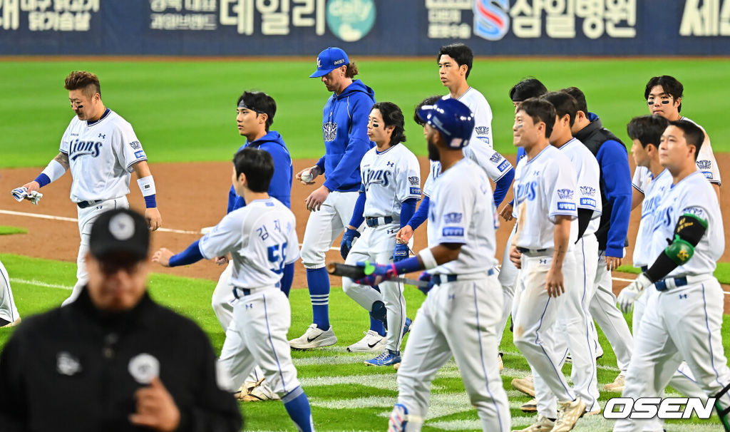 26일 대구삼성라이온즈파크에서 2026 신한 SOL KBO 플레이오프 1차전 삼성 라이온즈와 KIA 타이거즈의 경기가 열렸다. 비로 하루 미뤄진 가을야구, 선발 맞대결에는 변화가 없다. 삼성은 크리스 페덱, KIA는 제임스 네일이 나섰다.삼성 라이온즈 선수들이 플레이오프 1차전에서 삼KIA 타이거즈에 1-5로 패한 후 아쉬운 표정으로 팬들에게 인사를 하고 있다. 2026.10.26 / foto0307@osen.co.kr