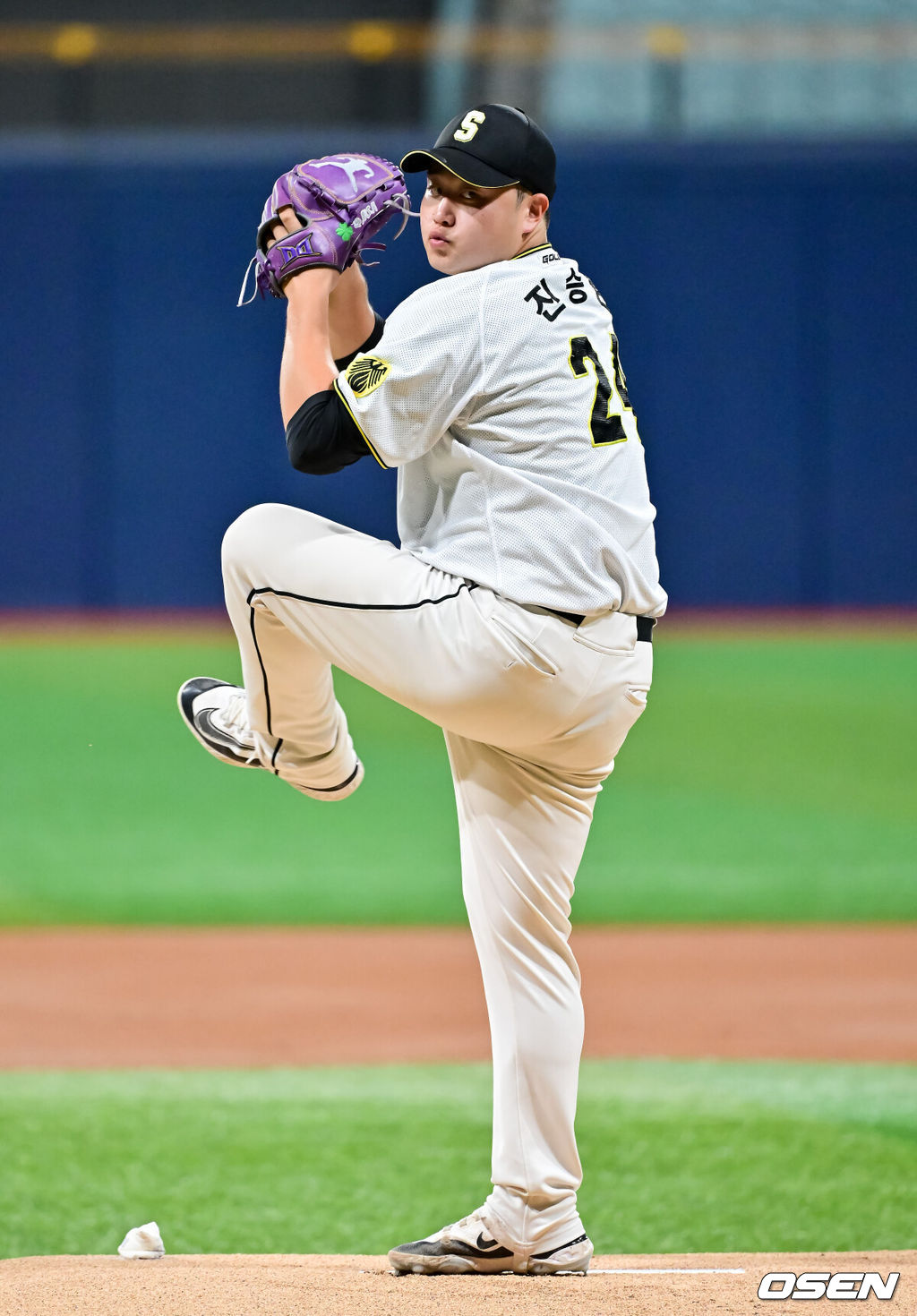 1일 오후 서울 고척 스카이돔에서 제1회 2025 KBO 퓨처스리그 챔피언결정전 KT 위즈와 상무의 경기가 진행됐다. 지난달 29일 열린 2025 퓨처스리그 챔피언 결정전 준결승전에서 남부리그 2위 KT는 북부리그 1위 한화 이글스에 10-6 역전승을 거뒀다. 남부리그 1위 상무는 북부리그 2위 LG 트윈스를 5-2로 꺾고 각각 결승 진출에 성공했다.1회초 상무 선발투수 진승현이 역투하고 있다.   2025.10.01 / soul1014@osen.co.kr