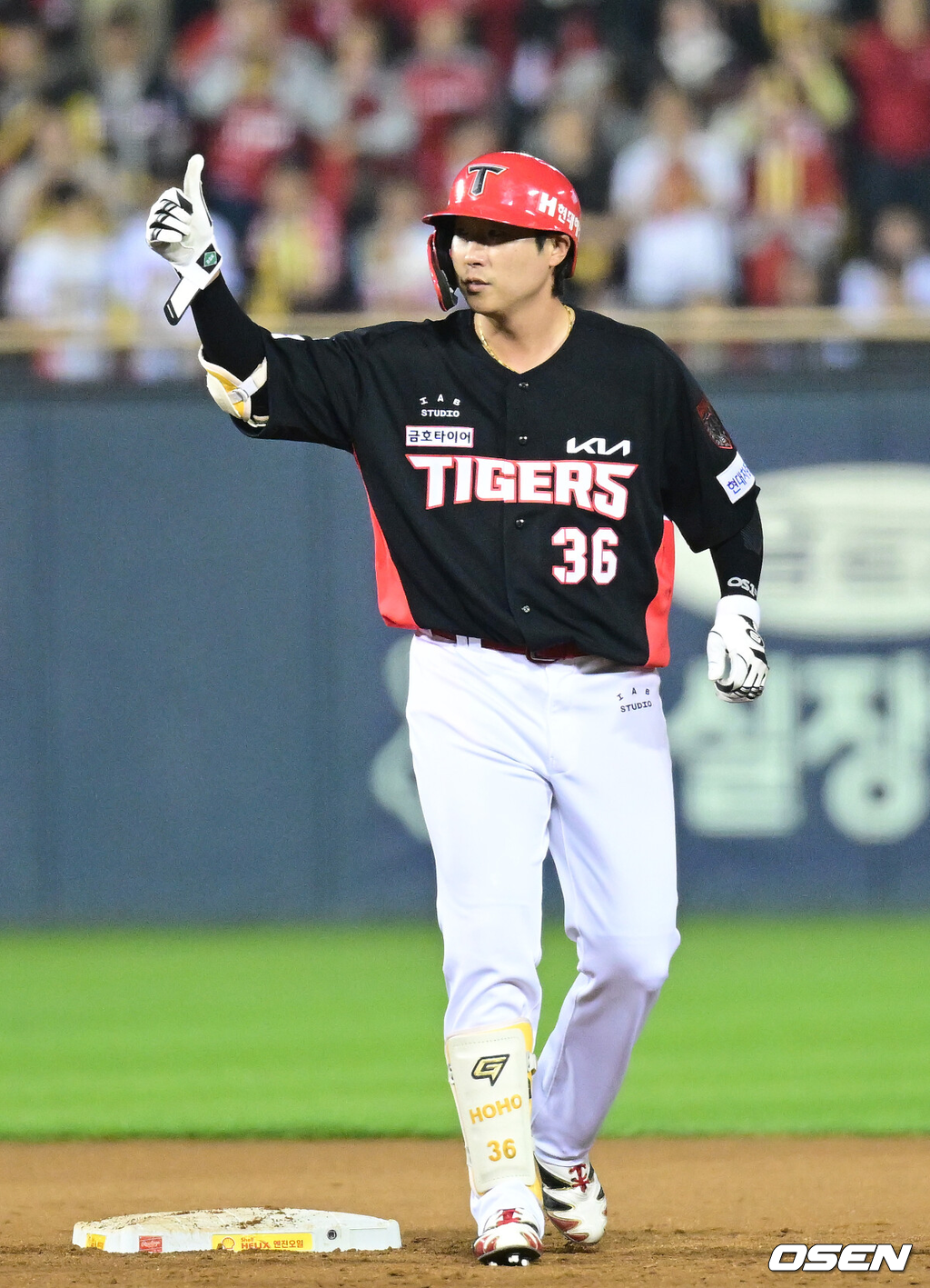 20일 서울 잠실야구장에서 ‘2026 신한 SOL KBO 준플레이오프’ 3차전 LG 트윈스와 KIA 타이거즈의 경기가 열렸다.벼랑 끝에 몰린 LG는 카를로스 카라스코가 선발로 나선다. 광주 홈에서 열린 2경기를 모두 잡아낸 KIA는 시라카와 게이쇼를 선발로 내세웠다.9회초 2사 주자없는 상황 대타로 나선 KIA 이호연이 2루타를 날리고 2루에 안착해 기뻐하고 있다. 2026.10.20 / dreamer@osen.co.kr