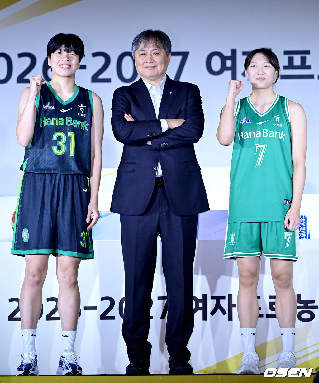 27일 오후 서울 청담동 리베라호텔에서 ‘KB스타뱅킹 2026-2027 여자프로농구’ 개막 미디어데이가 열렸다.2026-27시즌 여자프로농구는 오는 11월 1일 개막한다. 각 팀당 35경기씩 소화하는 대장정이 펼쳐진다.하나은행 이상범 감독과 주장 정예림, 진안이 포즈를 취하고 있다. 2026.10.27 / dreamer@osen.co.kr
