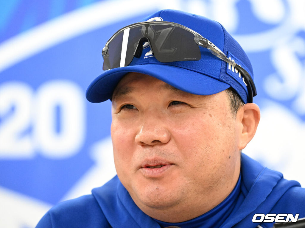 27일 대구삼성라이온즈파크에서 2026 신한 SOL KBO 플레이오프 2차전 삼성 라이온즈와 KIA 타이거즈의 경기가 열렸다.삼성은 아리엘 후라도, KIA는 애덤 올러가 나섰다.삼성 박진만 감독이 인터뷰를 하고 있다. 2026.10.27 /sunday@osen.co.kr