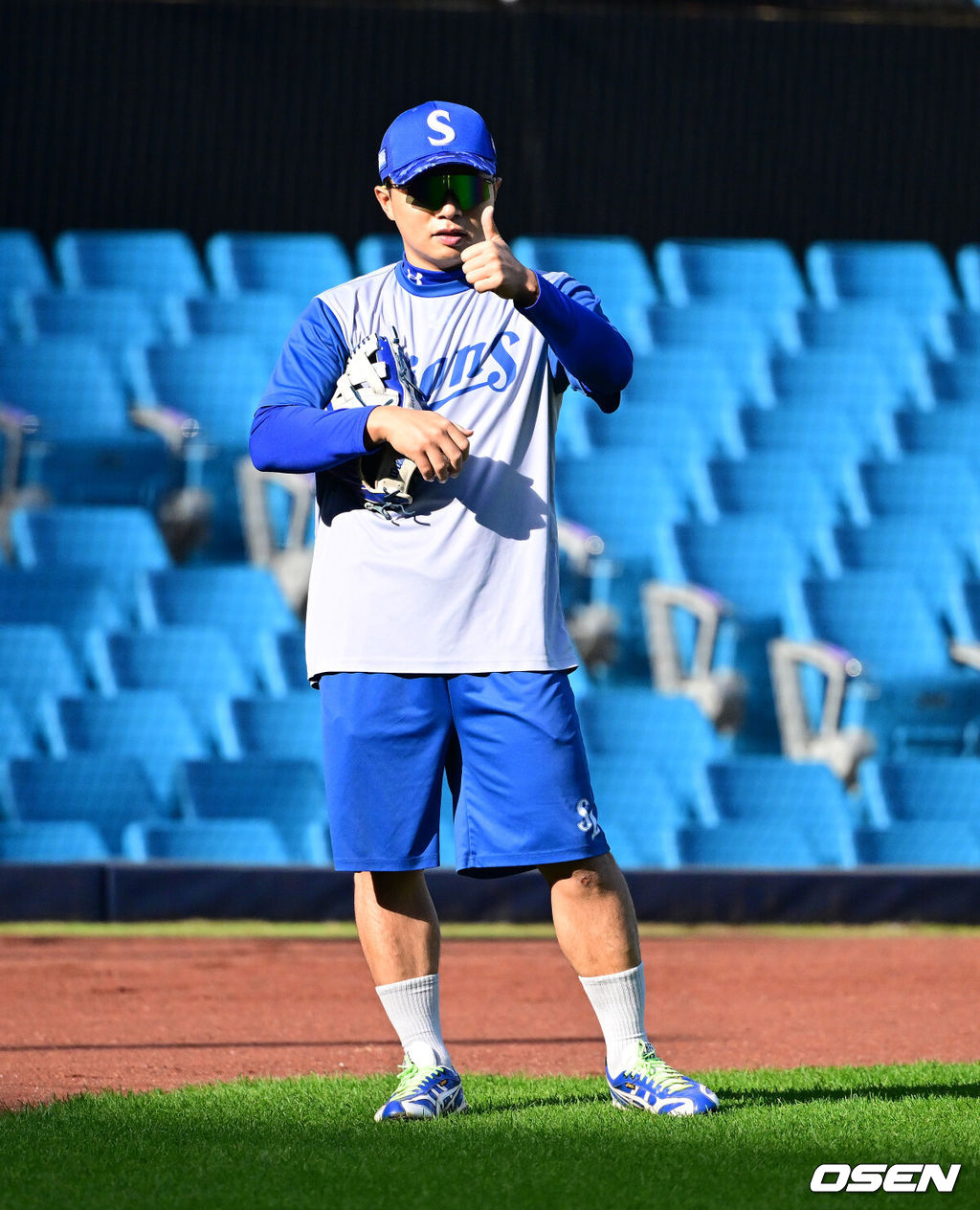 26일 대구삼성라이온즈파크에서 2026 신한 SOL KBO 플레이오프 1차전 삼성 라이온즈와 KIA 타이거즈의 경기가 열렸다.비로 하루 미뤄진 가을야구, 선발 맞대결에는 변화가 없다. 삼성은 크리스 페덱, KIA는 제임스 네일이 나섰다.삼성 김헌곤이 훈련을 하고 있다. 2026.10.26 / jpnews@osen.co.kr