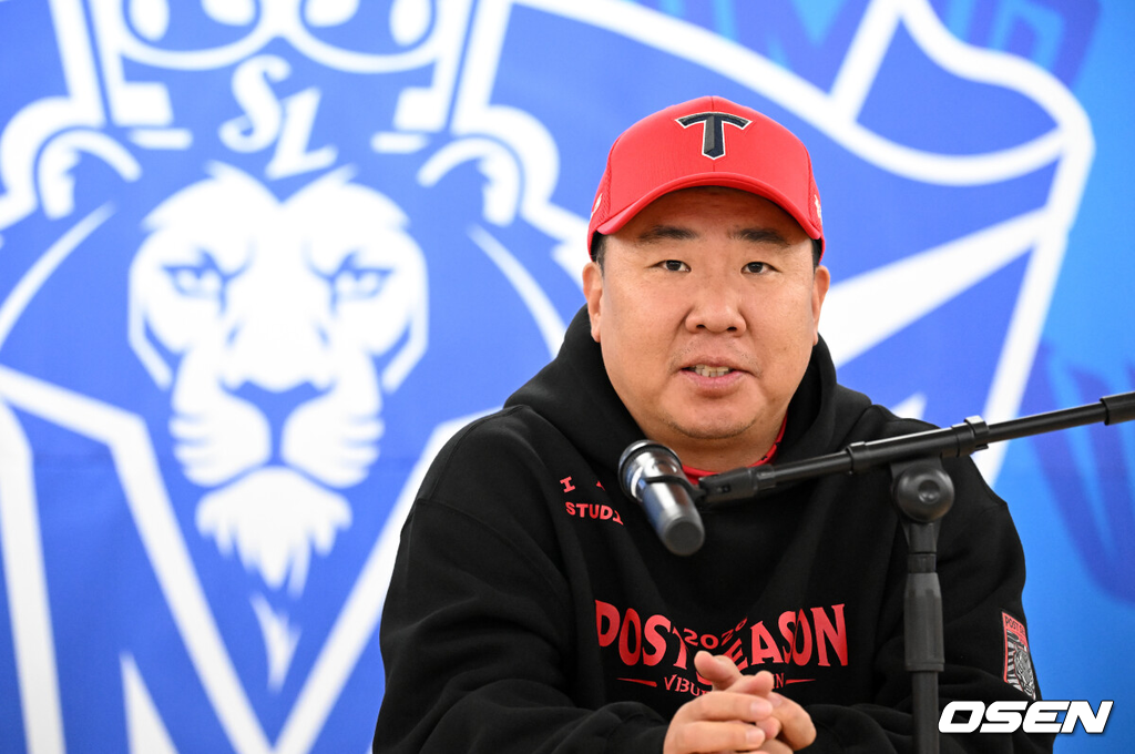 27일 대구삼성라이온즈파크에서 2026 신한 SOL KBO 플레이오프 2차전 삼성 라이온즈와 KIA 타이거즈의 경기가 열렸다.삼성은 아리엘 후라도, KIA는 애덤 올러가 나섰다.KIA 이범호 감독이 인터뷰를 하고 있다. 2026.10.27 /sunday@osen.co.kr