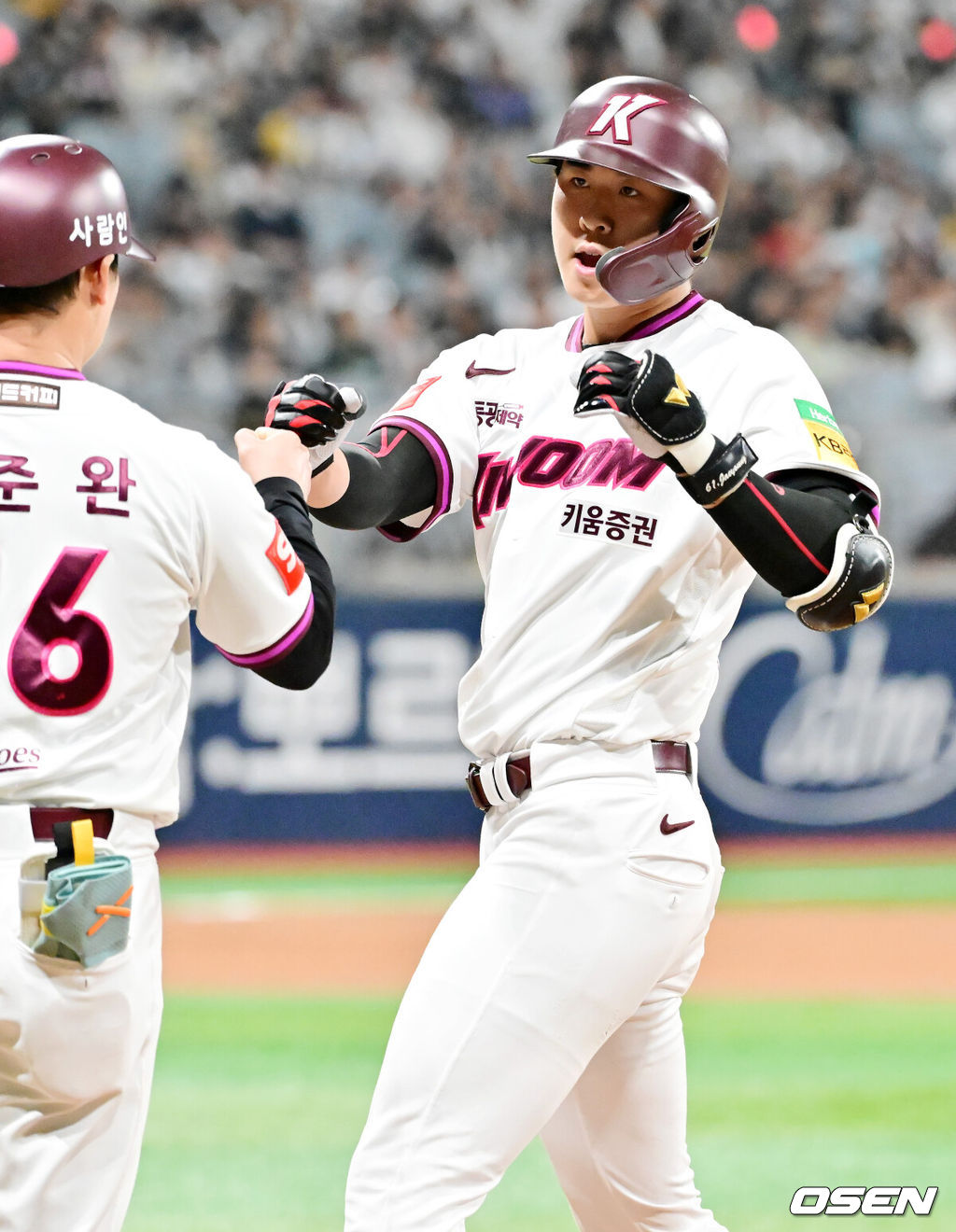 18일 오후 서울 고척스카이돔에서 ‘2025 신한 SOL BANK KBO리그’ 키움 히어로즈와 KT 위즈의 경기가 진행됐다.이날 키움은 전준표를, KT는 헤이수스를 선발투수로 내세웠다. 1회말 2사 주자 2루 키움 장재영이 중견수 앞 달아나는 1타점 적시타를 때린 후 1루에서 기뻐하고 있다. 2025.04.18 / rumi@osen.co.kr