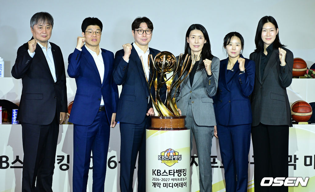 27일 오후 서울 청담동 리베라호텔에서 ‘KB스타뱅킹 2026-2027 여자프로농구’ 개막 미디어데이가 열렸다.2026-27시즌 여자프로농구는 오는 11월 1일 개막한다. 각 팀당 35경기씩 소화하는 대장정이 펼쳐진다.우리은행 전주원 감독, 삼성생명 하상윤 감독, 신한은행 최윤아 감독, 하나은행 이상범 감, BNK썸 박정은 감독, KB스타즈 김완수 감독이 포토타임을 하고 있다. 2026.10.27 / dreamer@osen.co.kr