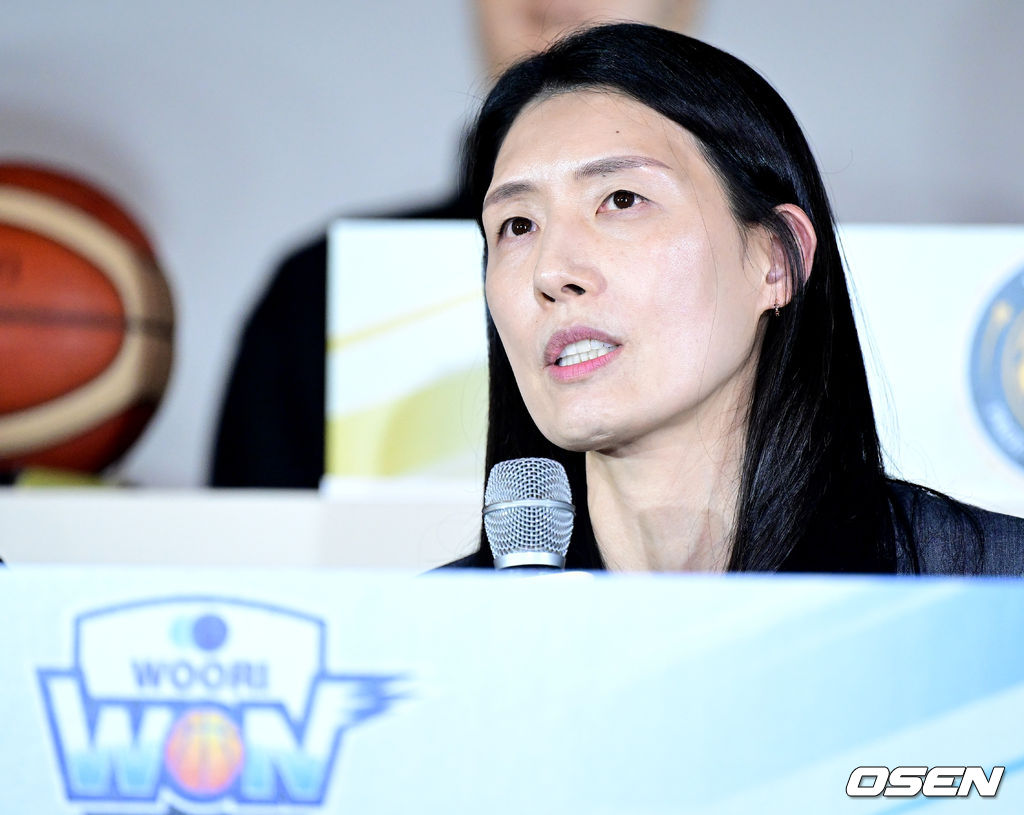27일 오후 서울 청담동 리베라호텔에서 ‘KB스타뱅킹 2026-2027 여자프로농구’ 개막 미디어데이가 열렸다.2026-27시즌 여자프로농구는 오는 11월 1일 개막한다. 각 팀당 35경기씩 소화하는 대장정이 펼쳐진다.우리은행 전주원 감독이 사회자의 질문에 답하고 있다. 2026.10.27 / dreamer@osen.co.kr