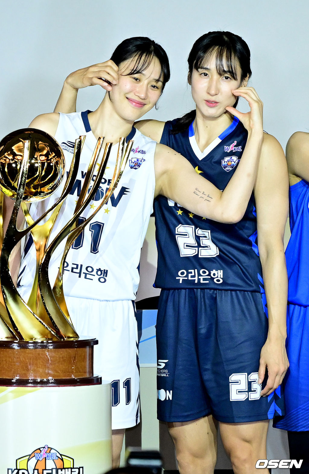 27일 오후 서울 청담동 리베라호텔에서 ‘KB스타뱅킹 2026-2027 여자프로농구’ 개막 미디어데이가 열렸다.2026-27시즌 여자프로농구는 오는 11월 1일 개막한다. 각 팀당 35경기씩 소화하는 대장정이 펼쳐진다.우리은행 김단비와 강이슬이 포토타임을 하고 있다. 2026.10.27 / dreamer@osen.co.kr