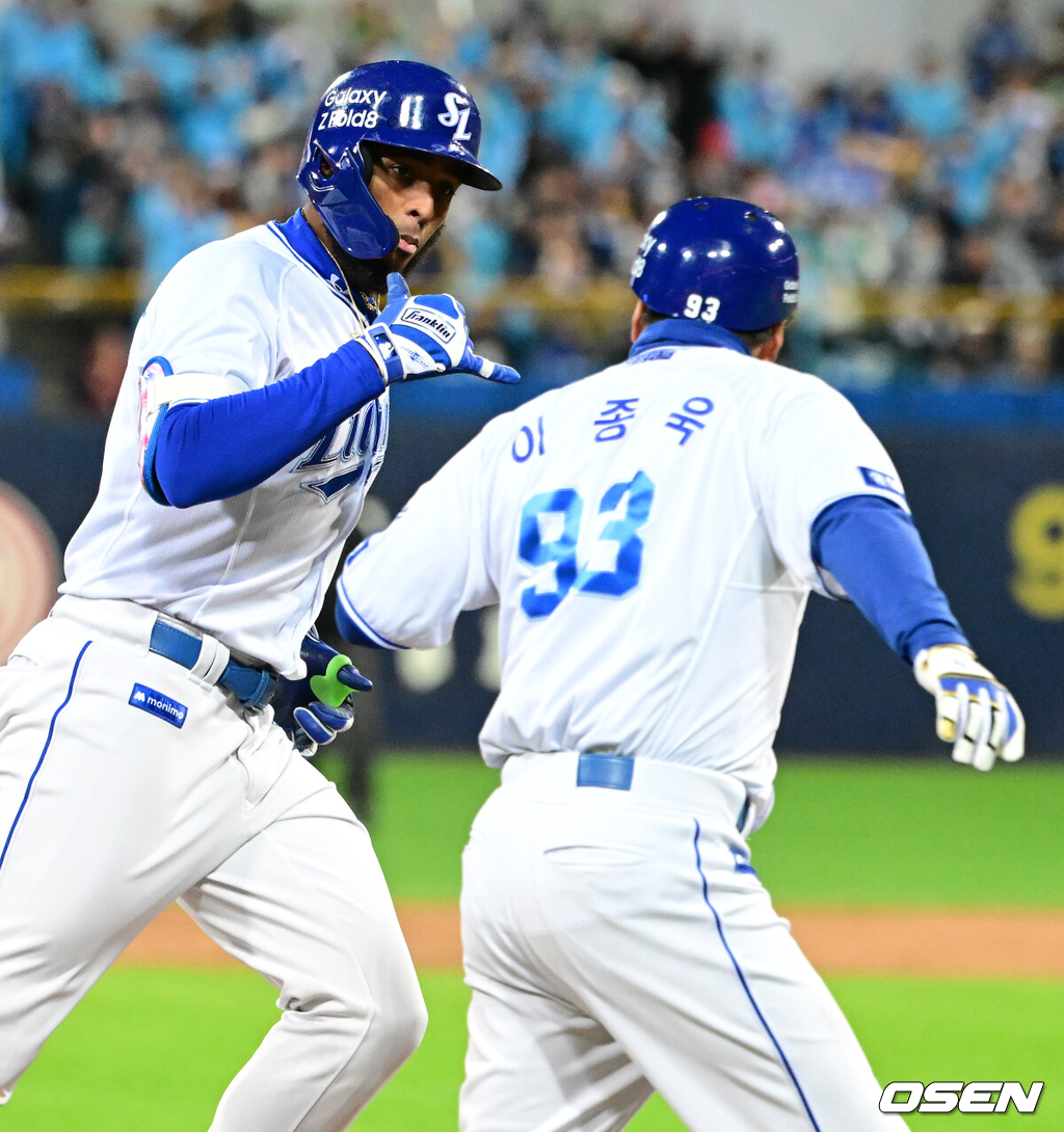 27일 대구삼성라이온즈파크에서 2026 신한 SOL KBO 플레이오프 2차전 삼성 라이온즈와 KIA 타이거즈의 경기가 열렸다.삼성은 아리엘 후라도, KIA는 애덤 올러가 선발로 나섰다.3회말 2사 1루에서 삼성 디아즈가 우중월 투런포를 날리며 이종욱 코치와 기뻐하고 있다. 2026.10.27 / jpnews@osen.co.kr