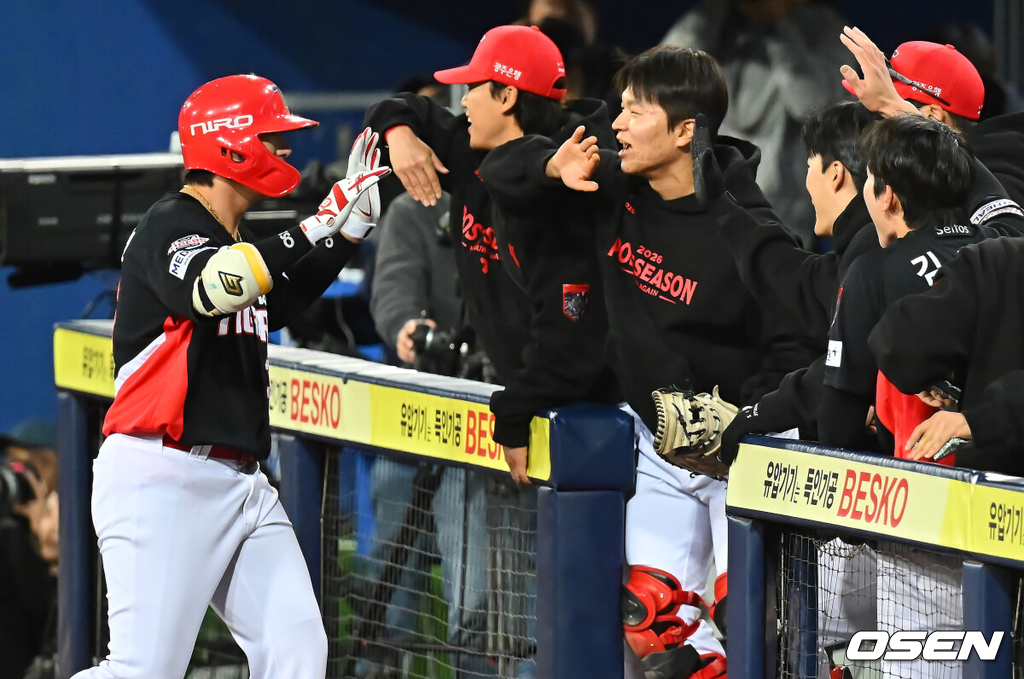27일 대구삼성라이온즈파크에서 2026 신한 SOL KBO 플레이오프 2차전 삼성 라이온즈와 KIA 타이거즈의 경기가 열렸다.홈팀 삼성은 후라도가, 방문팀 KIA는 올러가 선발 출전했다.KIA 타이거즈 이호연이 3회초 1사 1,3루 중견수 희생 플라이로 선취 득점에 성공한 후 동료들과 기쁨을 나누고 있다. 2026.10.27 / foto0307@osen.co.kr