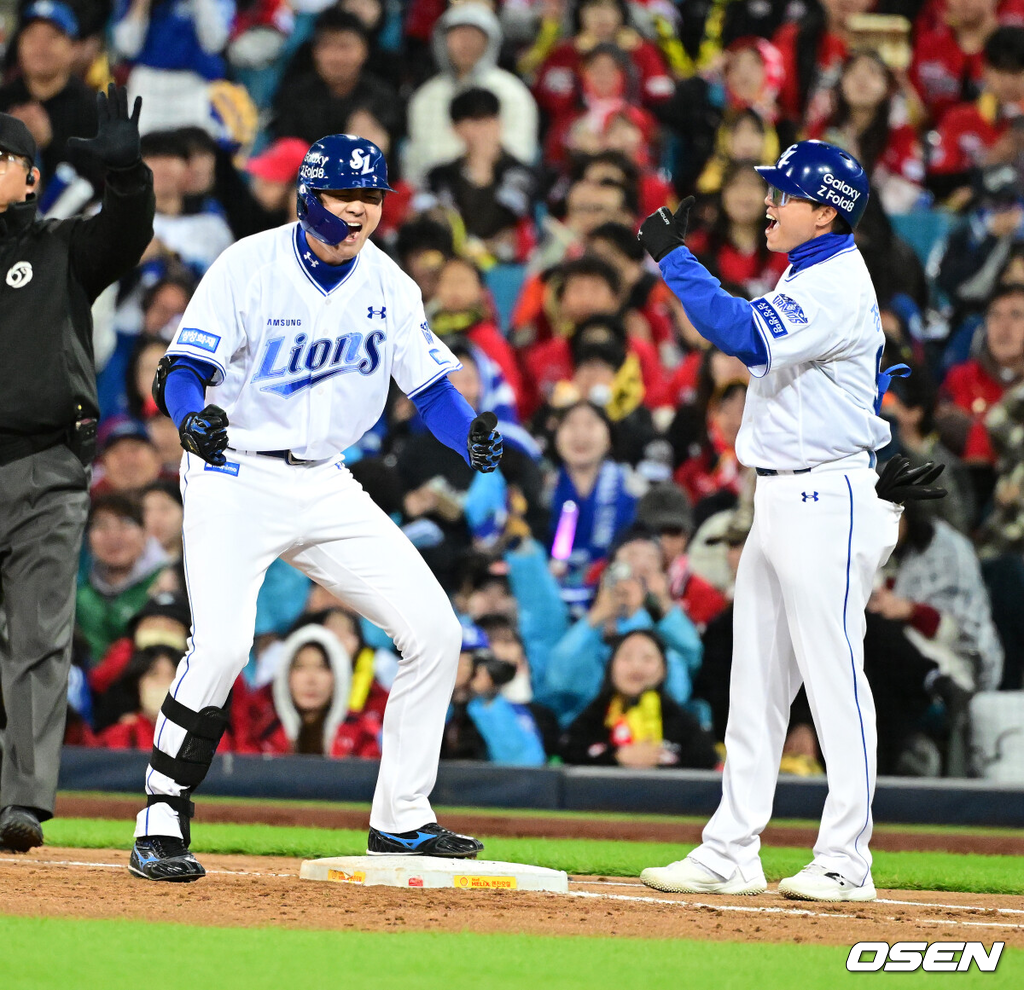 27일 대구삼성라이온즈파크에서 2026 신한 SOL KBO 플레이오프 2차전 삼성 라이온즈와 KIA 타이거즈의 경기가 열렸다.삼성은 아리엘 후라도, KIA는 애덤 올러가 선발로 나섰다.3회말 2사 2루에서 삼성 구자욱이 역전 1타점 우중간 적시타를 날리며 기뻐하고 있다. 2026.10.27 / jpnews@osen.co.kr