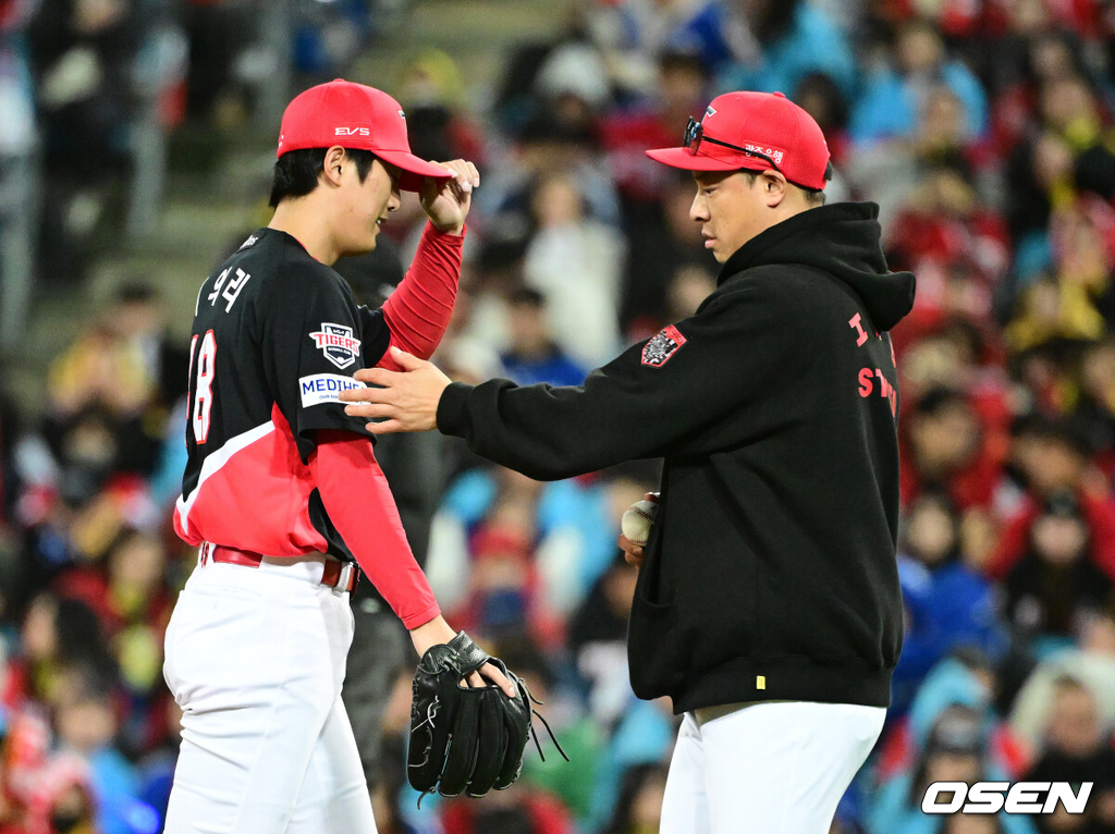 27일 대구삼성라이온즈파크에서 2026 신한 SOL KBO 플레이오프 2차전 삼성 라이온즈와 KIA 타이거즈의 경기가 열렸다.삼성은 아리엘 후라도, KIA는 애덤 올러가 선발로 나섰다.5회말 2사 만루에서 KIA 이의리가 삼성 최형우에 밀어내기 볼넷를 허용하며 교체되고 있다. 2026.10.27 / jpnews@osen.co.kr