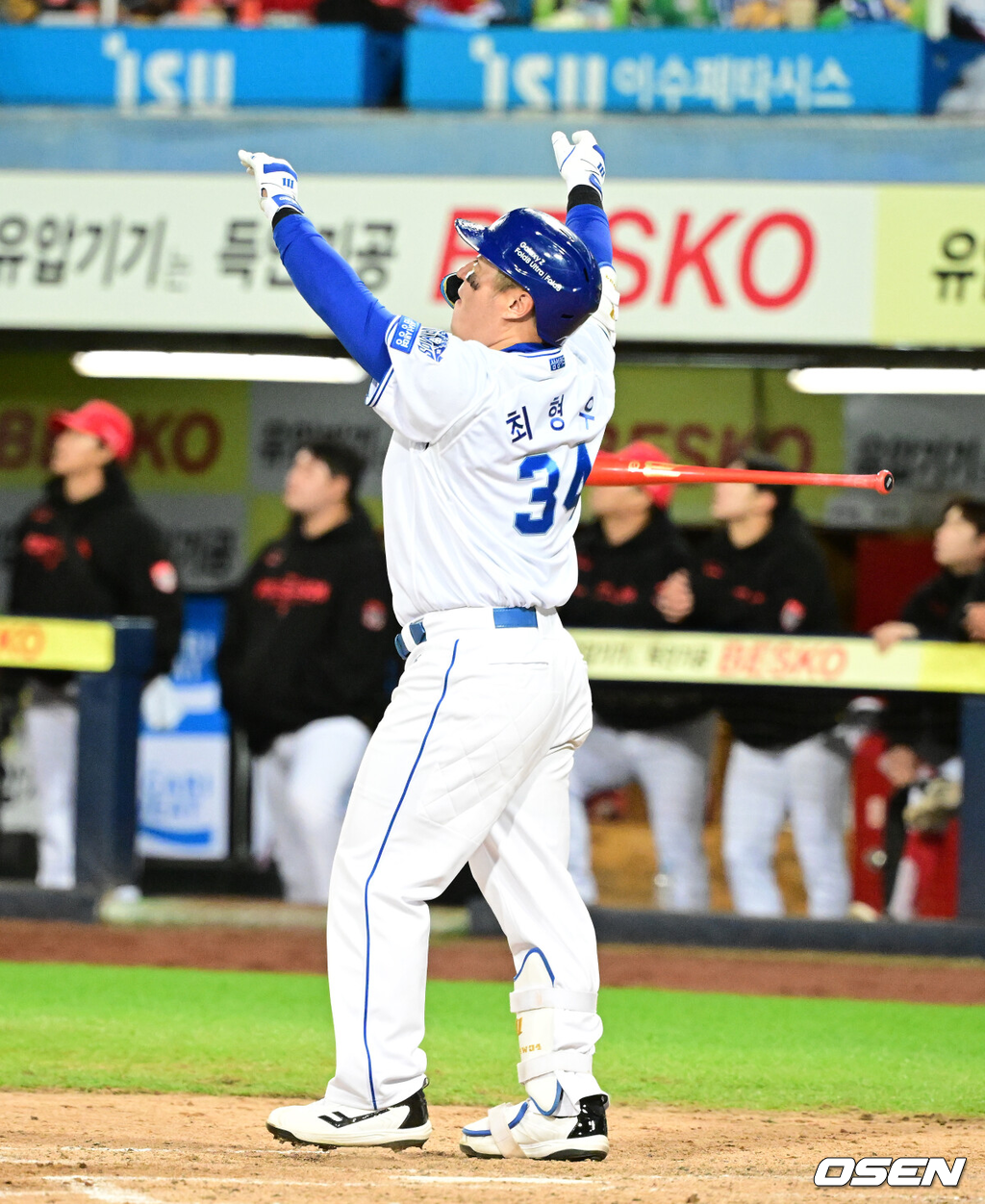 27일 대구삼성라이온즈파크에서 2026 신한 SOL KBO 플레이오프 2차전 삼성 라이온즈와 KIA 타이거즈의 경기가 열렸다.삼성은 아리엘 후라도, KIA는 애덤 올러가 선발로 나섰다.7회말 1사에서 삼성 최형우가 우월 솔로포를 날리고 있다. 2026.10.27 / jpnews@osen.co.kr