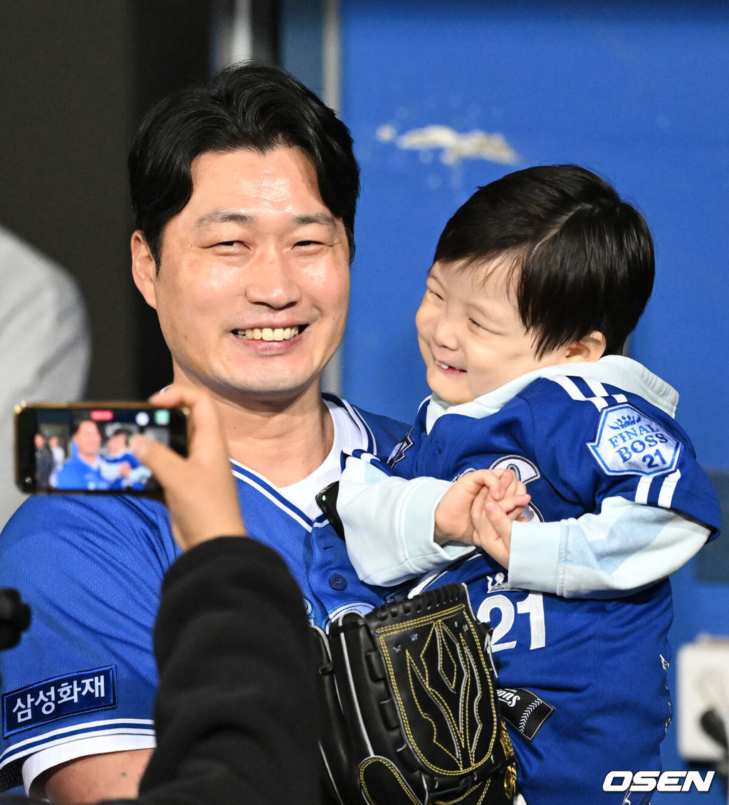 27일 대구삼성라이온즈파크에서 2026 신한 SOL KBO 플레이오프 2차전 삼성 라이온즈와 KIA 타이거즈의 경기가 열렸다.삼성은 아리엘 후라도, KIA는 애덤 올러가 나섰다.삼성 레전드 오승환이 아들과 시구에 앞서 포즈를 취하고 있다. 2026.10.27 /sunday@osen.co.kr