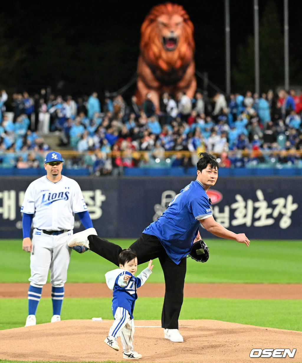 27일 대구삼성라이온즈파크에서 2026 신한 SOL KBO 플레이오프 2차전 삼성 라이온즈와 KIA 타이거즈의 경기가 열렸다.삼성은 아리엘 후라도, KIA는 애덤 올러가 나섰다.경기에 앞서 삼성 레전드 오승환이 시구를 하고 있다. 2026.10.27 /sunday@osen.co.kr