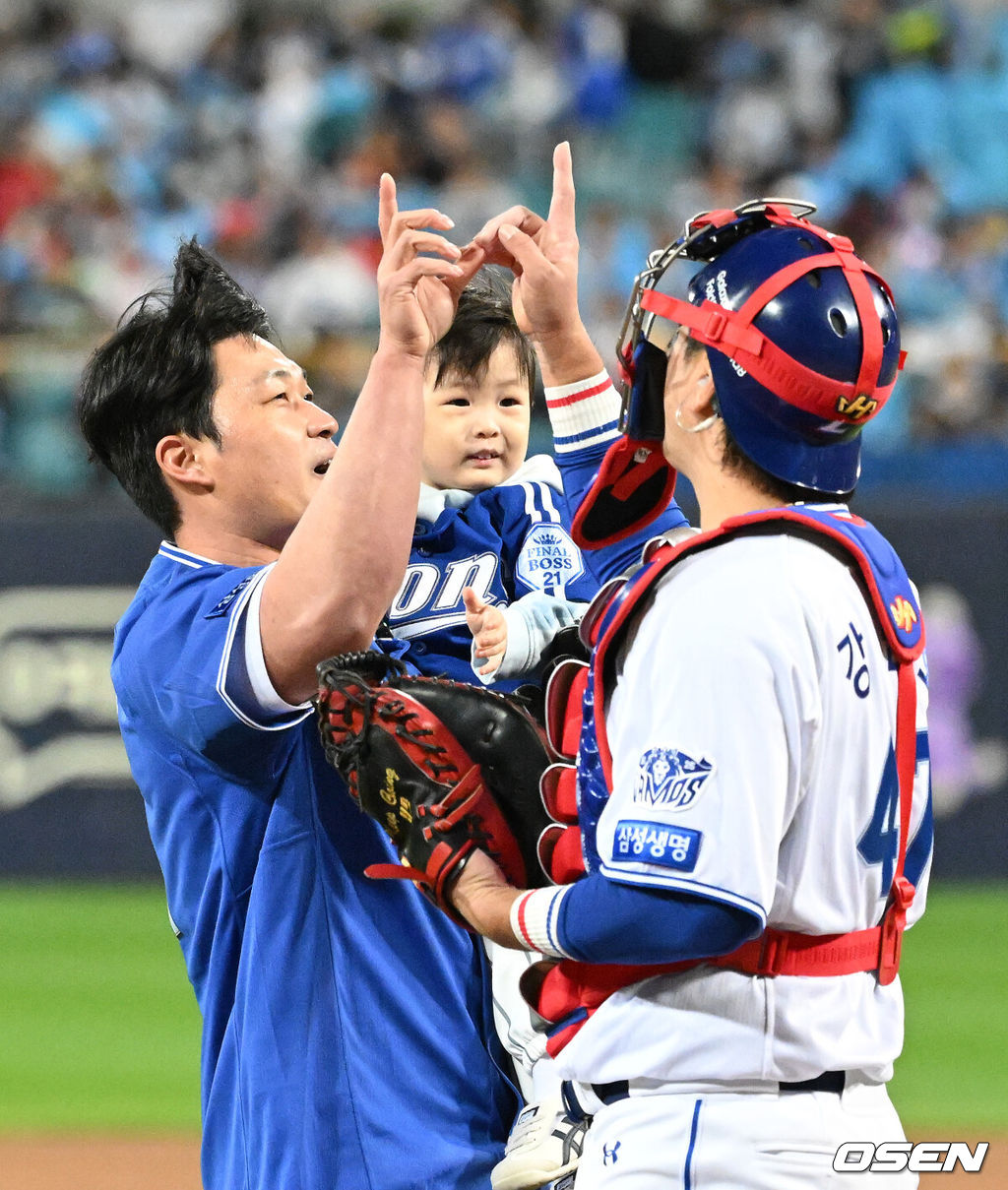 27일 대구삼성라이온즈파크에서 2026 신한 SOL KBO 플레이오프 2차전 삼성 라이온즈와 KIA 타이거즈의 경기가 열렸다.삼성은 아리엘 후라도, KIA는 애덤 올러가 나섰다.경기에 앞서 삼성 레전드 오승환이 시구를 마치고 강민호와 세리머니를 하고 있다. 2026.10.27 /sunday@osen.co.kr