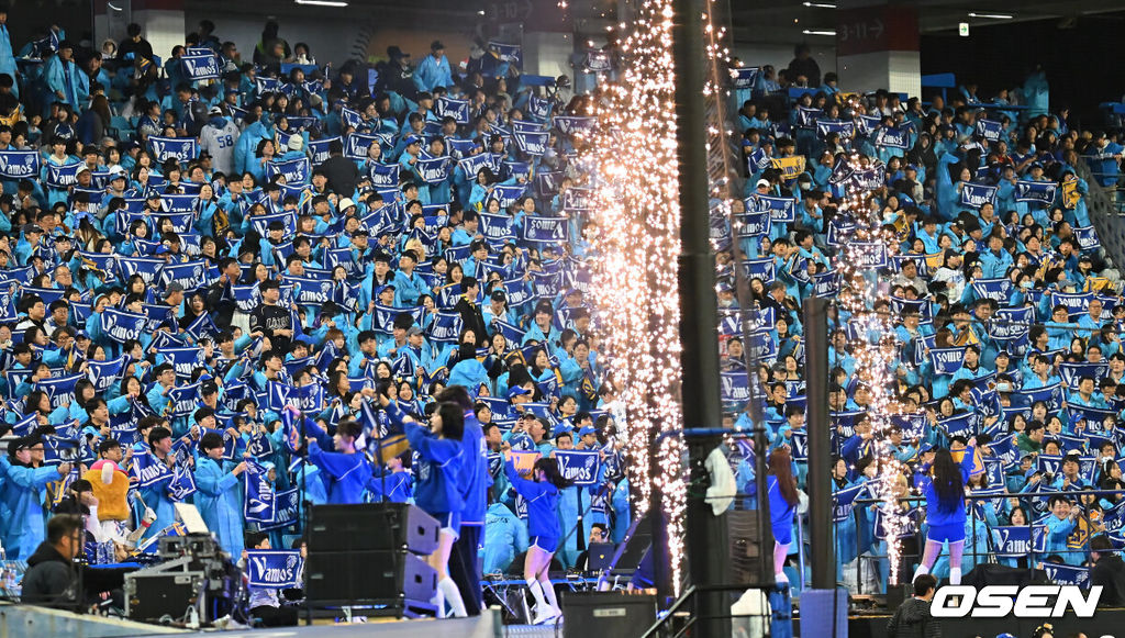 27일 대구삼성라이온즈파크에서 2026 신한 SOL KBO 플레이오프 2차전 삼성 라이온즈와 KIA 타이거즈의 경기가 열렸다. 홈팀 삼성은 후라도가, 방문팀 KIA는 올러가 선발 출전했다.삼성 라이온즈 팬들이 열띤 응원을 하고 있다. 2026.10.27 / foto0307@osen.co.kr