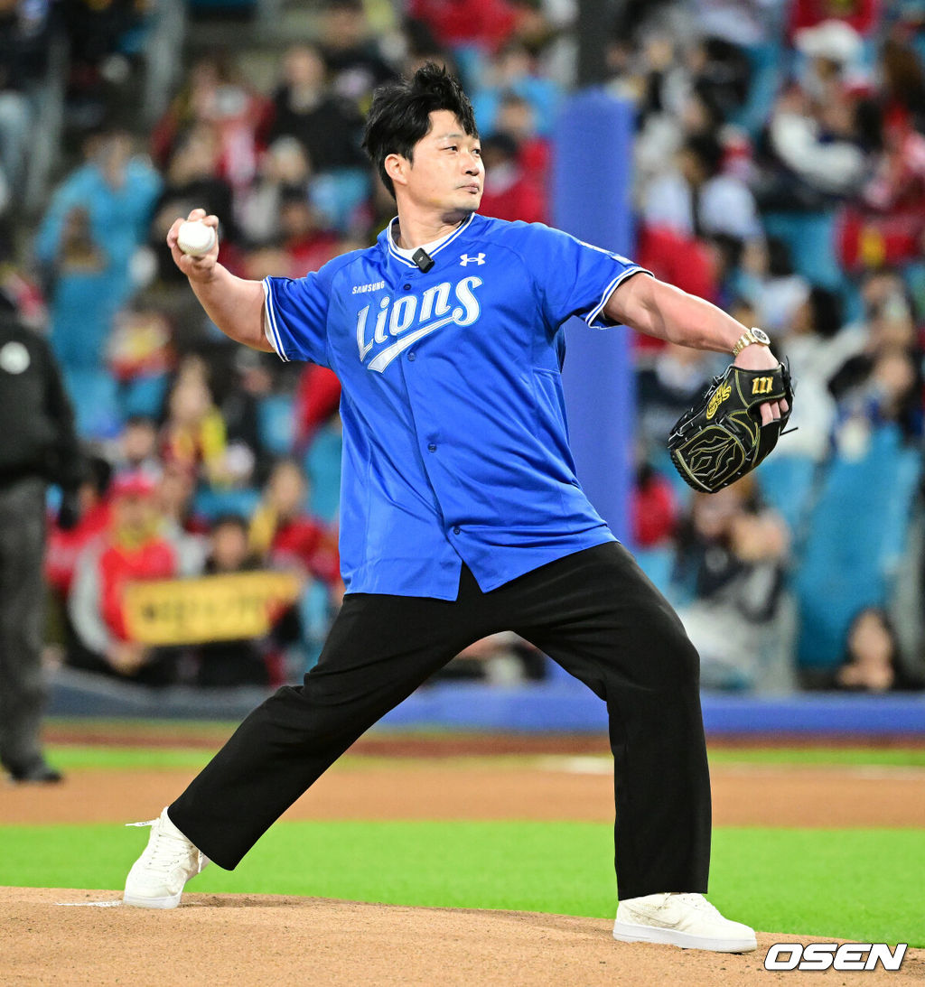 27일 대구삼성라이온즈파크에서 2026 신한 SOL KBO 플레이오프 2차전 삼성 라이온즈와 KIA 타이거즈의 경기가 열렸다.삼성은 아리엘 후라도, KIA는 애덤 올러가 선발로 나섰다.삼성 영구 결번 레전드 ‘끝판대장’ 오승환이 시구를 하고 있다. 2026.10.27 / jpnews@osen.co.kr