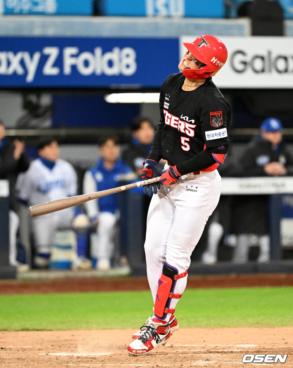 27일 대구삼성라이온즈파크에서 2026 신한 SOL KBO 플레이오프 2차전 삼성 라이온즈와 KIA 타이거즈의 경기가 열렸다.삼성은 아리엘 후라도, KIA는 애덤 올러가 나섰다.8회초 무사 2루에서 KIA 김도영이 외야플라이를 날리고 아쉬워하고 있다. 2026.10.27 /sunday@osen.co.kr