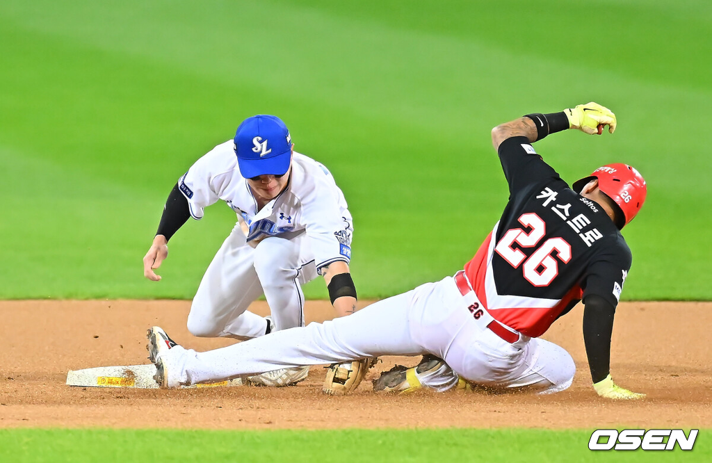 27일 대구삼성라이온즈파크에서 2026 신한 SOL KBO 플레이오프 2차전 삼성 라이온즈와 KIA 타이거즈의 경기가 열렸다.삼성은 아리엘 후라도, KIA는 애덤 올러가 선발로 나섰다.6회초 2사에서 KIA 카스트로가 좌전 안타를 날리고 2루에서 삼성 류지혁에 태그아웃 당하고 있다. 2026.10.27 / jpnews@osen.co.kr