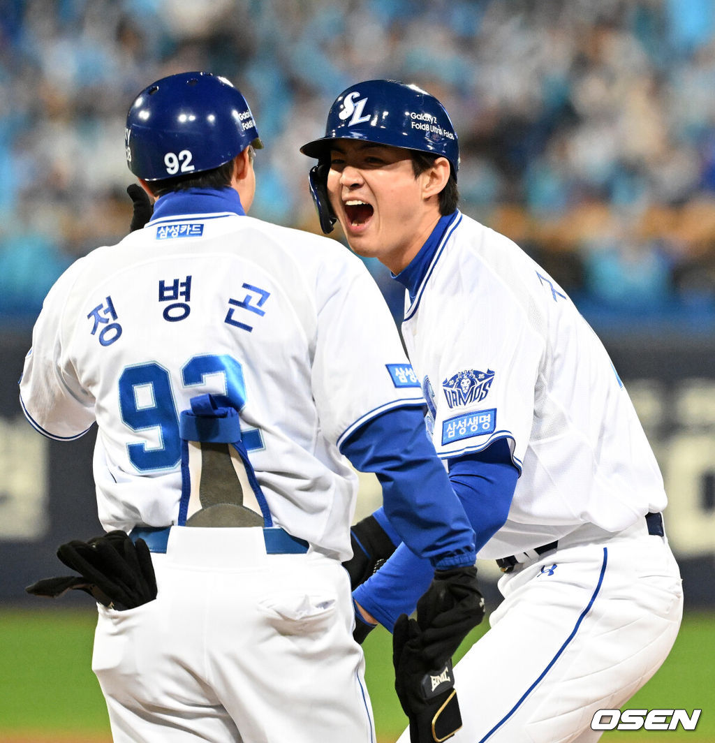 27일 대구삼성라이온즈파크에서 2026 신한 SOL KBO 플레이오프 2차전 삼성 라이온즈와 KIA 타이거즈의 경기가 열렸다.삼성은 아리엘 후라도, KIA는 애덤 올러가 나섰다.3회말 2사 2루에서 삼성 구자욱이 우중간 적시타를 치고 환호하고 있다. 2026.10.27 /sunday@osen.co.kr