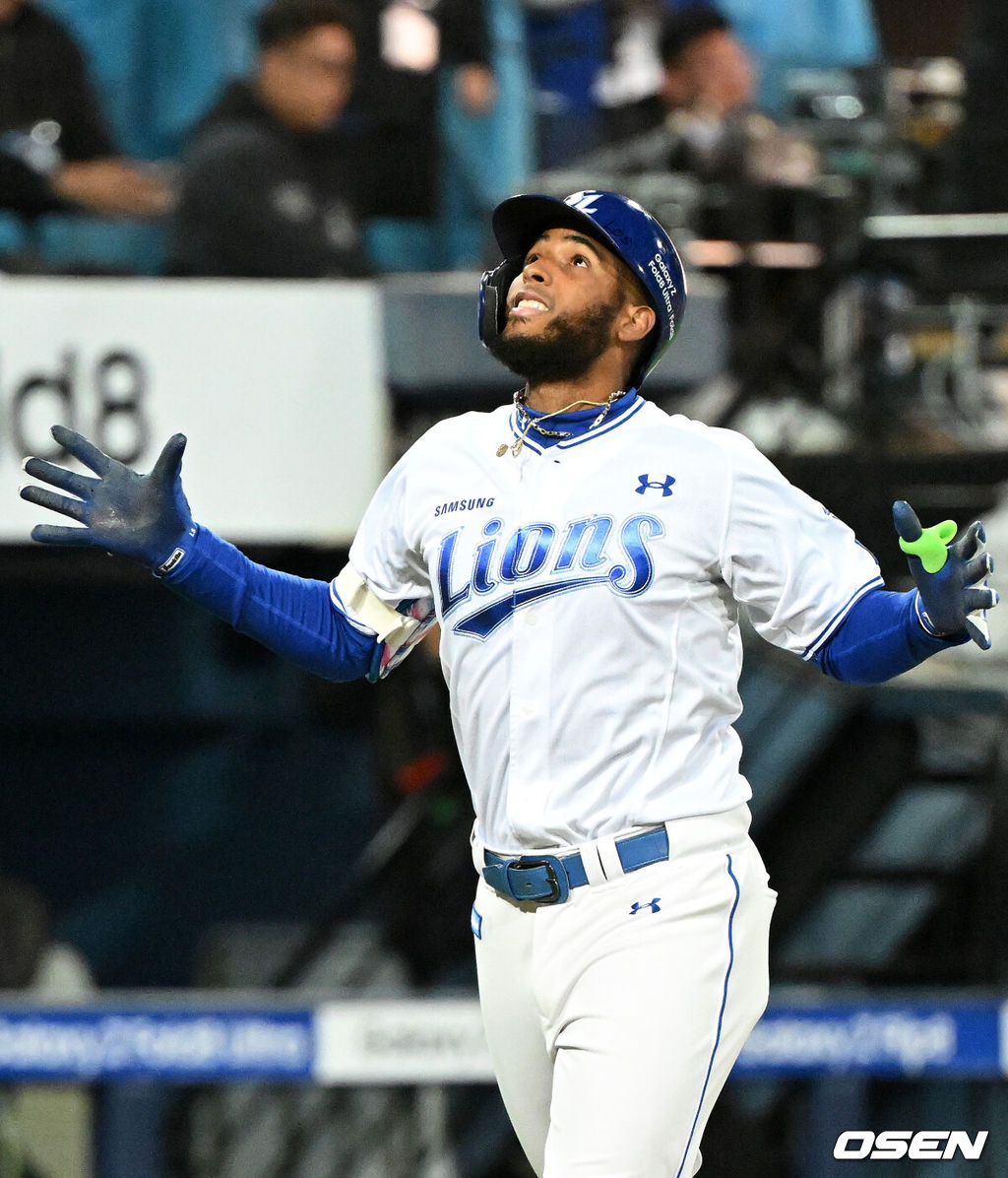 27일 대구삼성라이온즈파크에서 2026 신한 SOL KBO 플레이오프 2차전 삼성 라이온즈와 KIA 타이거즈의 경기가 열렸다.삼성은 아리엘 후라도, KIA는 애덤 올러가 나섰다.3회말 2사 1루에서 삼성 디아즈가 우중월 투런 홈런을 치고 환호하고 있다. 2026.10.27 /sunday@osen.co.kr