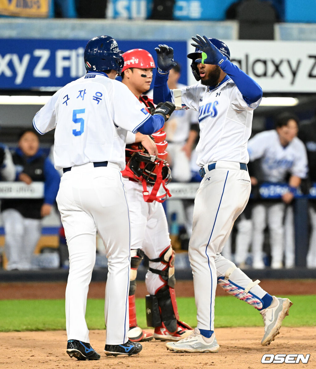 27일 대구삼성라이온즈파크에서 2026 신한 SOL KBO 플레이오프 2차전 삼성 라이온즈와 KIA 타이거즈의 경기가 열렸다.삼성은 아리엘 후라도, KIA는 애덤 올러가 나섰다.3회말 2사 1루에서 삼성 디아즈가 우중월 투런 홈런을 치고 환호하고 있다. 2026.10.27 /sunday@osen.co.kr
