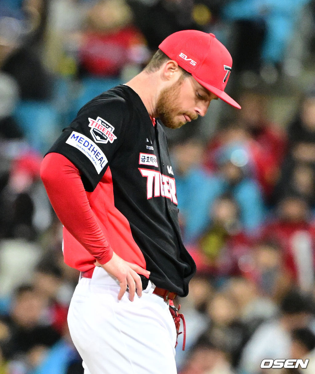 27일 대구삼성라이온즈파크에서 2026 신한 SOL KBO 플레이오프 2차전 삼성 라이온즈와 KIA 타이거즈의 경기가 열렸다.삼성은 아리엘 후라도, KIA는 애덤 올러가 선발로 나섰다.5회초 2사 1루에서 KIA 올러가 교체되고 있다. 2026.10.27 / jpnews@osen.co.kr