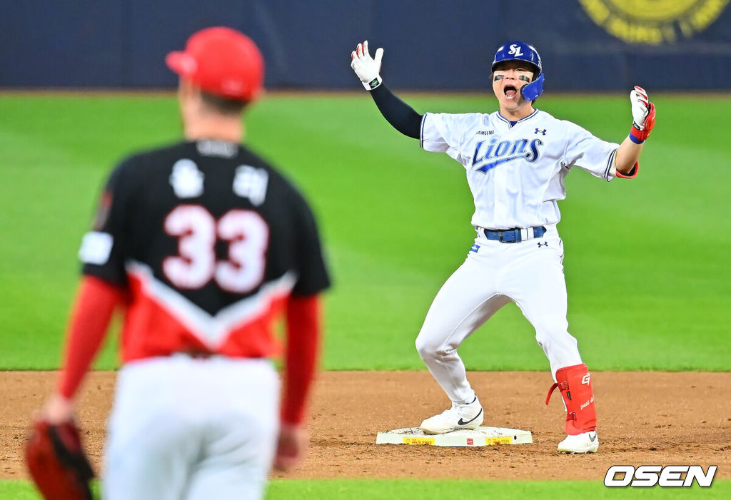 27일 대구삼성라이온즈파크에서 2026 신한 SOL KBO 플레이오프 2차전 삼성 라이온즈와 KIA 타이거즈의 경기가 열렸다. 홈팀 삼성은 후라도가, 방문팀 KIA는 올러가 선발 출전했다.삼성 라이온즈 박승규가 3회말 2사 2루 좌익수 왼쪽 1타점 2루타를 치고 환호하고 있다. 2026.10.27 / foto0307@osen.co.kr