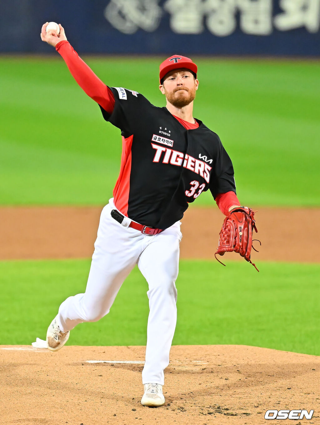 27일 대구삼성라이온즈파크에서 2026 신한 SOL KBO 플레이오프 2차전 삼성 라이온즈와 KIA 타이거즈의 경기가 열렸다. 홈팀 삼성은 후라도가, 방문팀 KIA는 올러가 선발 출전했다.KIA 타이거즈 선발투수 올러가 역투하고 있다. 2026.10.27 / foto0307@osen.co.kr