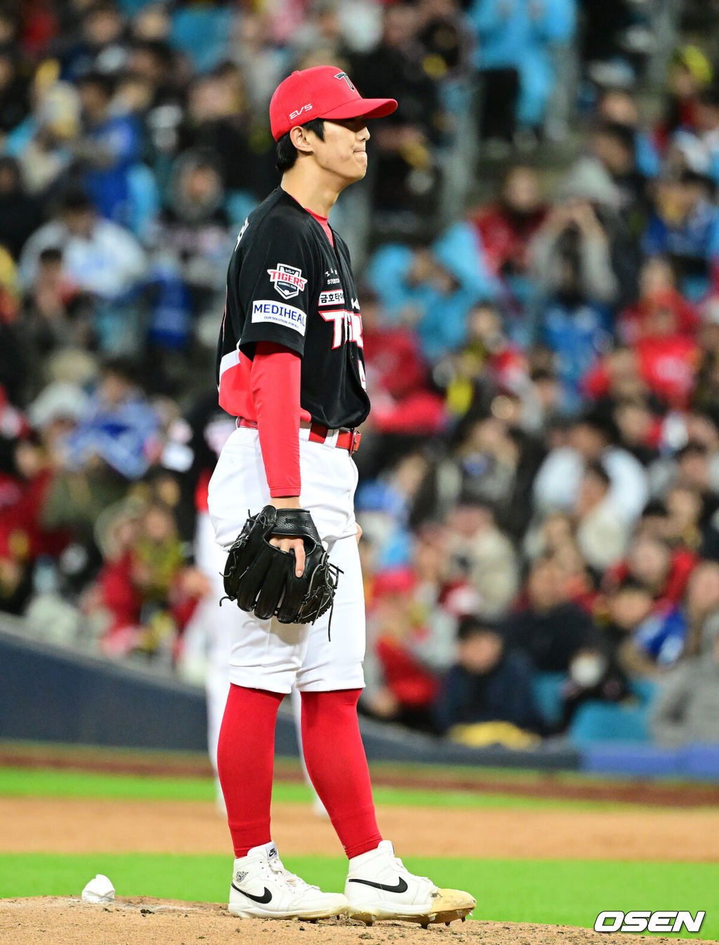 27일 대구삼성라이온즈파크에서 2026 신한 SOL KBO 플레이오프 2차전 삼성 라이온즈와 KIA 타이거즈의 경기가 열렸다.삼성은 아리엘 후라도, KIA는 애덤 올러가 선발로 나섰다.5회말 2사 만루에서 KIA 이의리가 삼성 최형우에 밀어내기 볼넷을 허용하며 아쉬워하고 있다. 2026.10.27 / jpnews@osen.co.kr