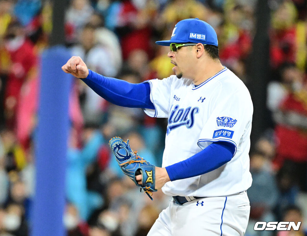 27일 대구삼성라이온즈파크에서 2026 신한 SOL KBO 플레이오프 2차전 삼성 라이온즈와 KIA 타이거즈의 경기가 열렸다.삼성은 아리엘 후라도, KIA는 애덤 올러가 선발로 나섰다.4회초 1사에서 삼성 후라도가 류지혁의 호수비에 기뻐하고 있다. 2026.10.27 / jpnews@osen.co.kr