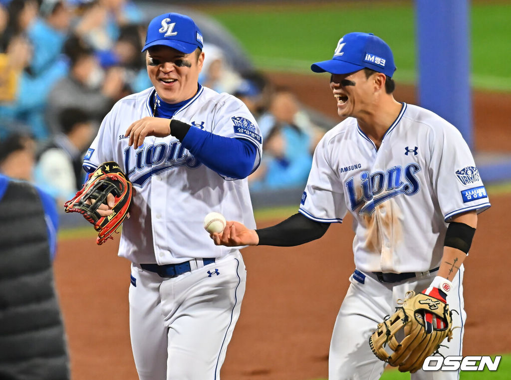 27일 대구삼성라이온즈파크에서 2026 신한 SOL KBO 플레이오프 2차전 삼성 라이온즈와 KIA 타이거즈의 경기가 열렸다. 홈팀 삼성은 후라도가, 방문팀 KIA는 올러가 선발 출전했다.삼성 라이온즈 최형우가 6회초 2사 좌익수 뒤 펜스 맞추는 안타를 친 KIA 타이거즈 카스트로를 2루에서 잡고 기쁨을 나누고 있다. 2026.10.27 / foto0307@osen.co.kr