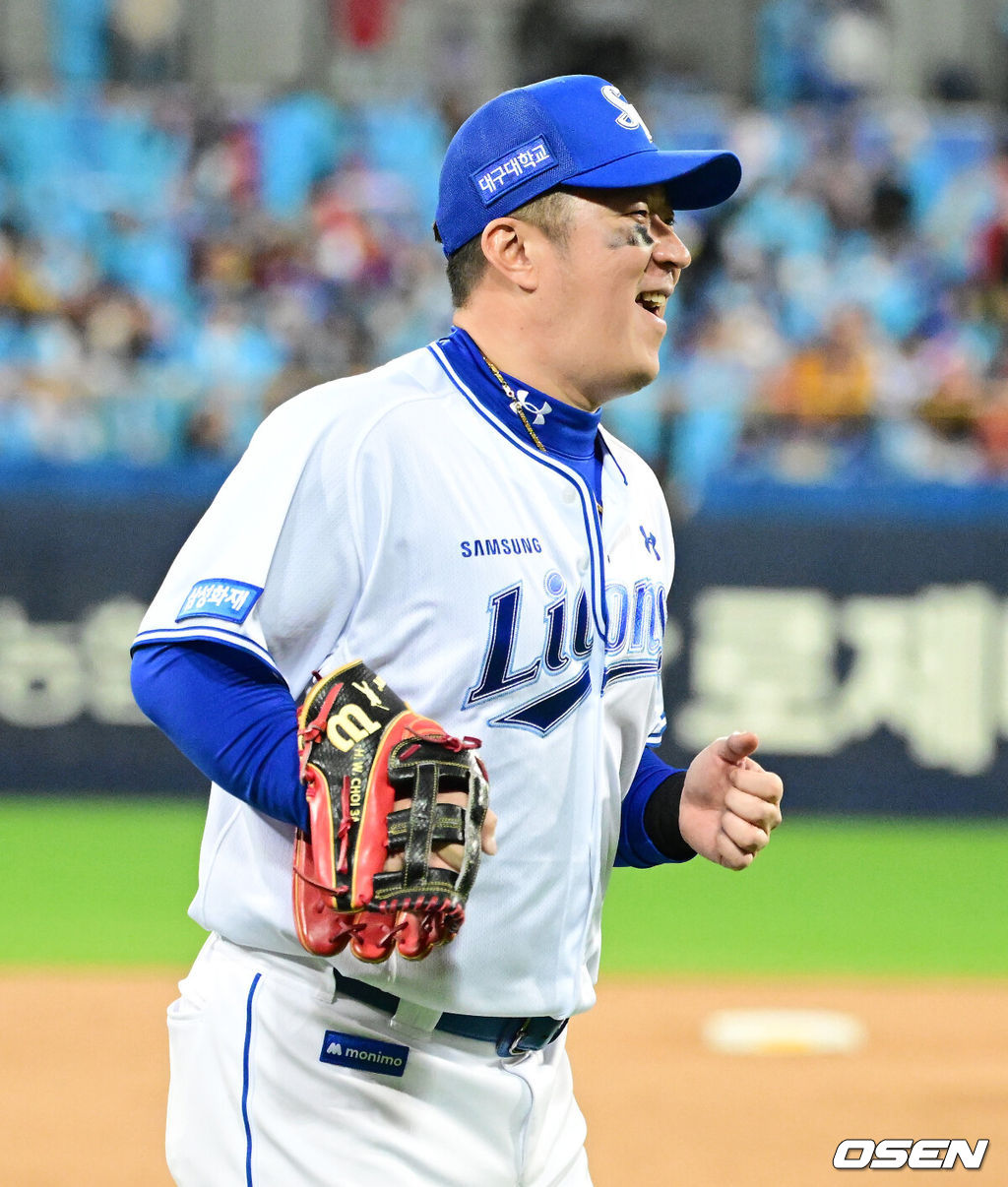 27일 대구삼성라이온즈파크에서 2026 신한 SOL KBO 플레이오프 2차전 삼성 라이온즈와 KIA 타이거즈의 경기가 열렸다.삼성은 아리엘 후라도, KIA는 애덤 올러가 선발로 나섰다.6회초 2사에서 삼성 최형우가 KIA 카스트로의 좌전 안타에 2루에서 아웃시키며 동료선수들과 기뻐하고 있다. 2026.10.27 / jpnews@osen.co.kr