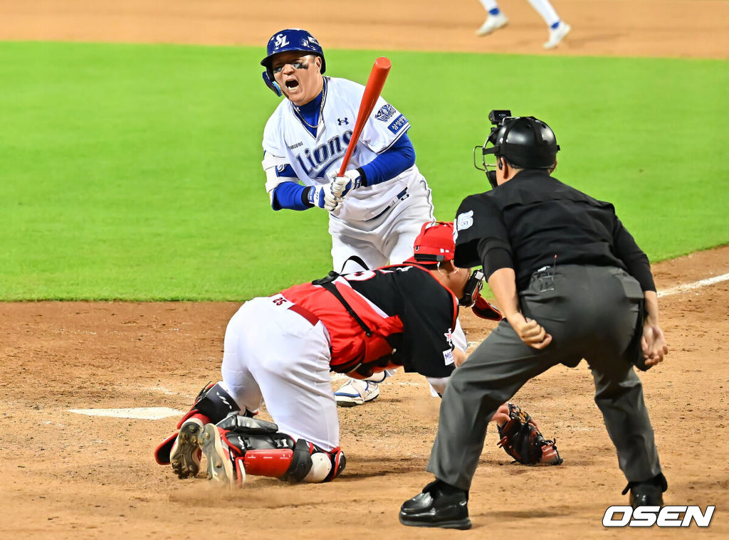 27일 대구삼성라이온즈파크에서 2026 신한 SOL KBO 플레이오프 2차전 삼성 라이온즈와 KIA 타이거즈의 경기가 열렸다. 홈팀 삼성은 후라도가, 방문팀 KIA는 올러가 선발 출전했다.삼성 라이온즈 최형우가 5회말 2사 만루 몸쪽 공을 피하며 밀어내기 볼넷을 얻어내고 있다. 2026.10.27 / foto0307@osen.co.kr