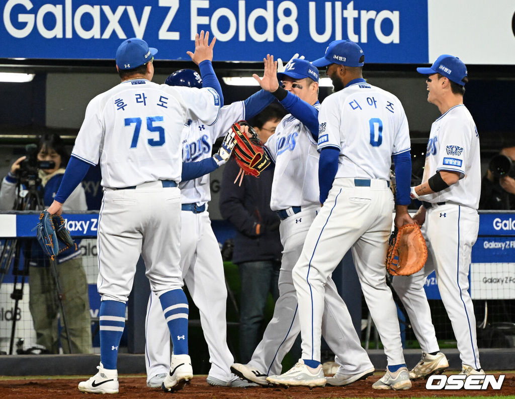 27일 대구삼성라이온즈파크에서 2026 신한 SOL KBO 플레이오프 2차전 삼성 라이온즈와 KIA 타이거즈의 경기가 열렸다.삼성은 아리엘 후라도, KIA는 애덤 올러가 나섰다.6회초 2사에서 삼성 최형우가 KIA 카스트로를 2루에서 잡아내고 더그아웃으로 가며 환호하고 있다. 2026.10.27 /sunday@osen.co.kr