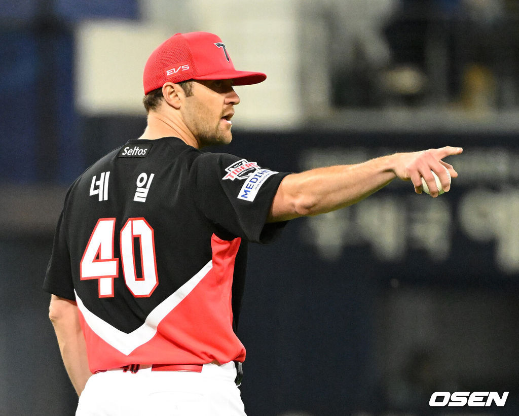 26일 대구삼성라이온즈파크에서 2026 신한 SOL KBO 플레이오프 1차전 삼성 라이온즈와 KIA 타이거즈의 경기가 열렸다.비로 하루 미뤄진 가을야구, 선발 맞대결에는 변화가 없다. 삼성은 크리스 페덱, KIA는 제임스 네일이 나섰다.1회말 무사 1루에서 KIA 네일이 삼성 김성윤을 병살타로 처리하고 환호하고  있다. 2026.10.26 /sunday@osen.co.kr
