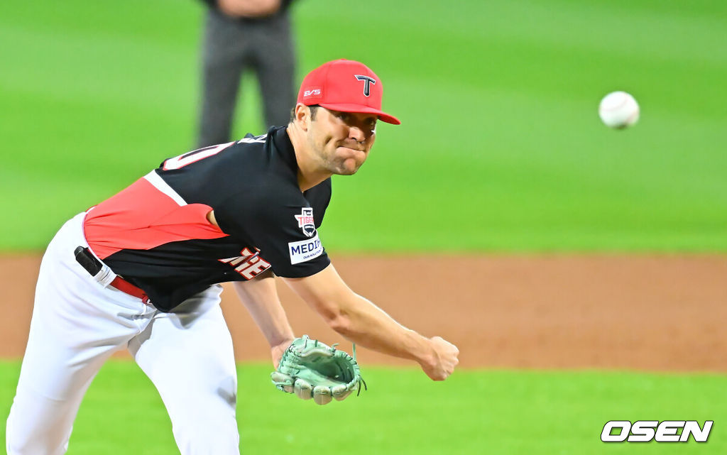 26일 대구삼성라이온즈파크에서 2026 신한 SOL KBO 플레이오프 1차전 삼성 라이온즈와 KIA 타이거즈의 경기가 열렸다. 비로 하루 미뤄진 가을야구, 선발 맞대결에는 변화가 없다. 삼성은 크리스 페덱, KIA는 제임스 네일이 나섰다.KIA 타이거즈 선발투수 네일이 역투하고 있다. 2026.10.26 / foto0307@osen.co.kr