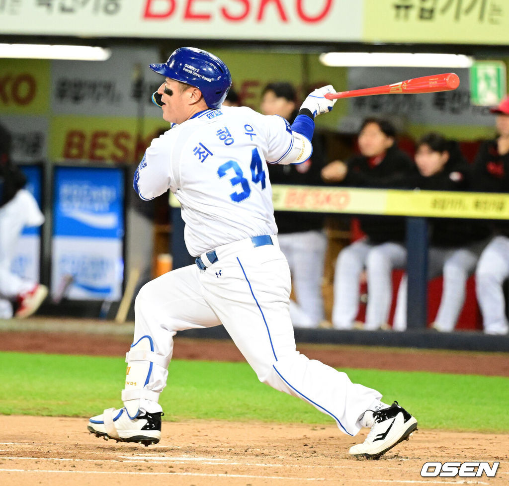 27일 대구삼성라이온즈파크에서 2026 신한 SOL KBO 플레이오프 2차전 삼성 라이온즈와 KIA 타이거즈의 경기가 열렸다.삼성은 아리엘 후라도, KIA는 애덤 올러가 선발로 나섰다.2회말 1사에서 삼성 최형우가 우전 안타를 날리고 있다. 2026.10.27 / jpnews@osen.co.kr