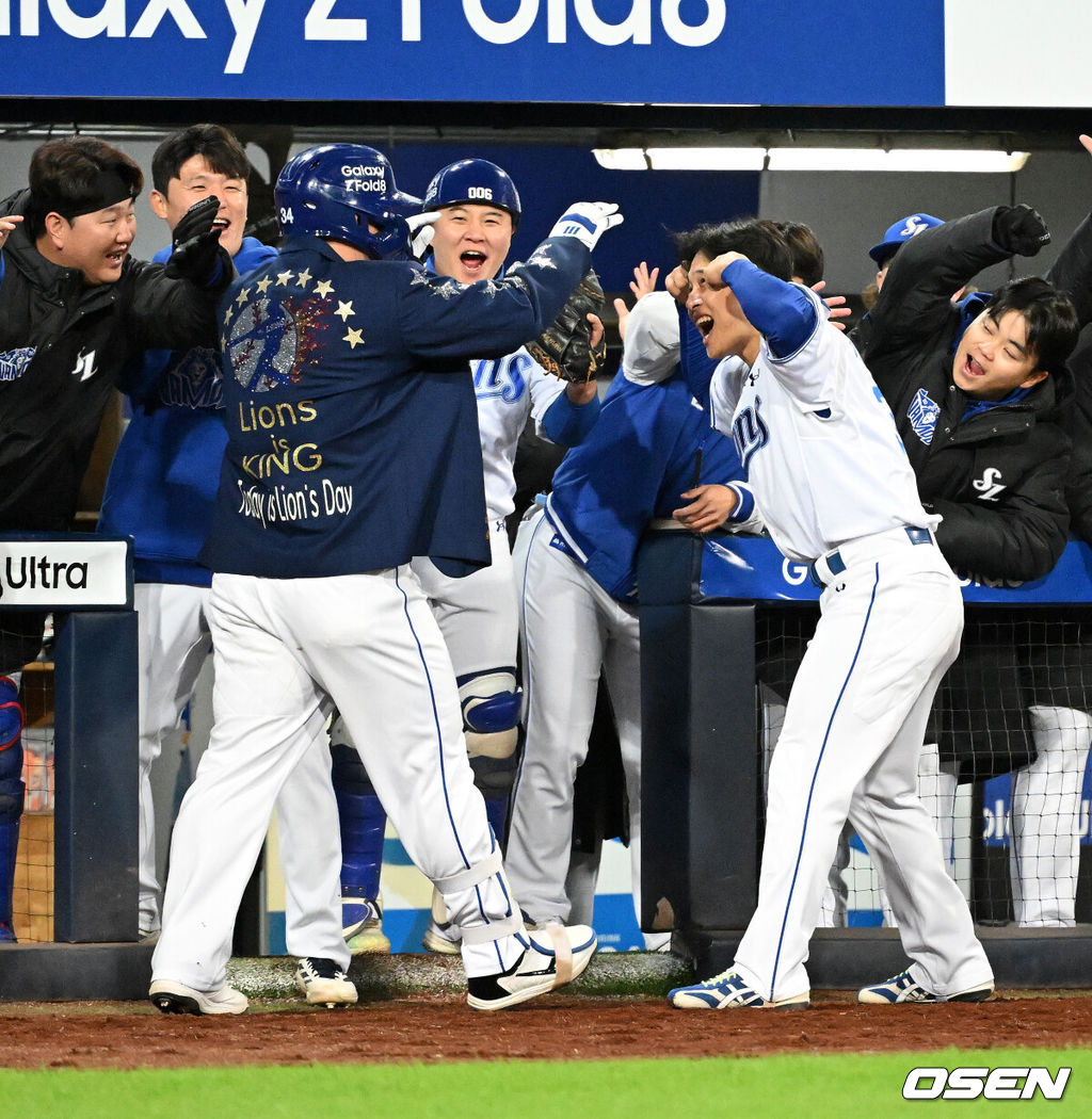 27일 대구삼성라이온즈파크에서 2026 신한 SOL KBO 플레이오프 2차전 삼성 라이온즈와 KIA 타이거즈의 경기가 열렸다.삼성은 아리엘 후라도, KIA는 애덤 올러가 나섰다.7회말 1사에서 삼성 최형우가 우월 솔로 홈런을 치고 더그아웃에서 동료들과 환호하고 있다. 2026.10.27 /sunday@osen.co.kr